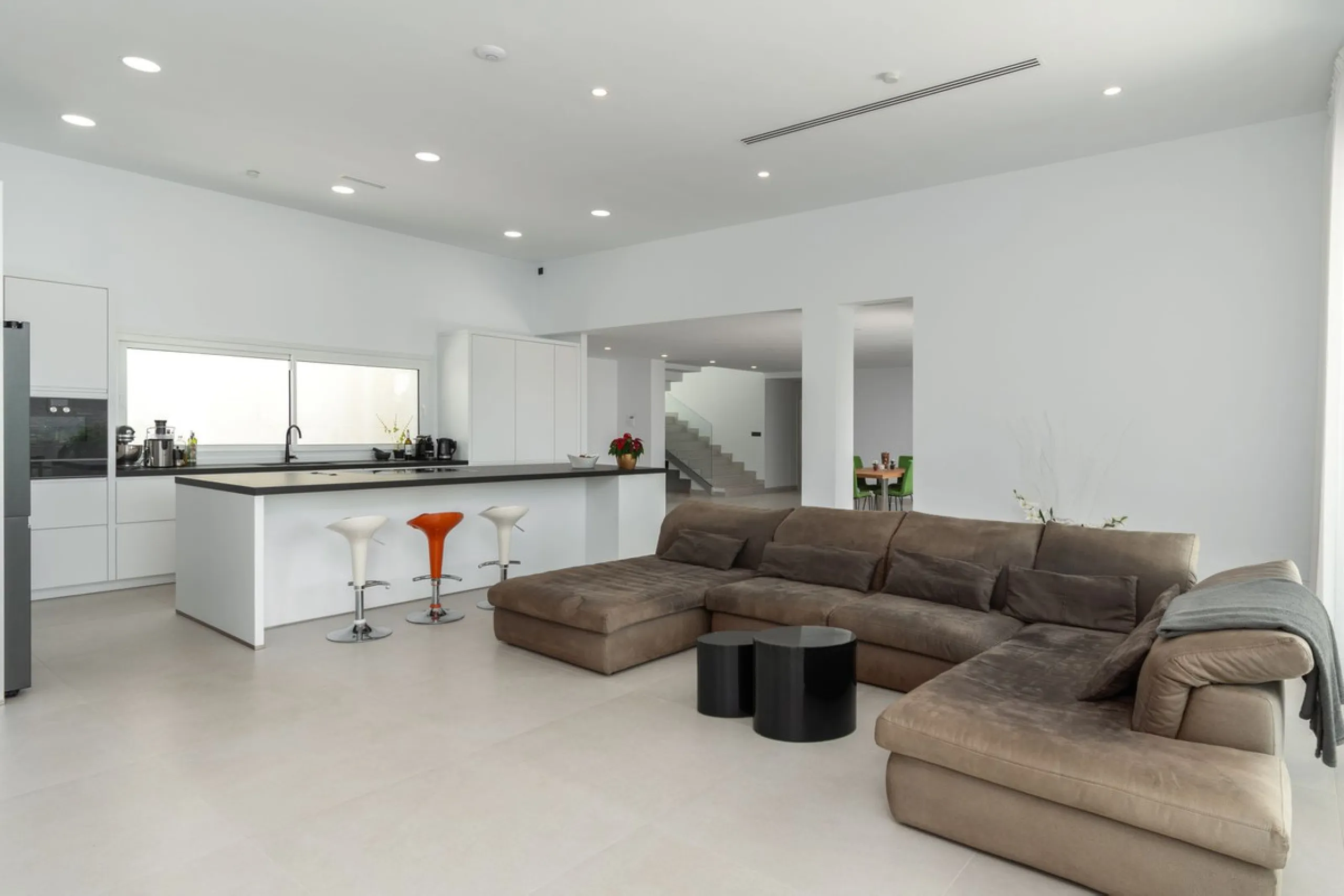 This newly built villa offers a unique combination of modern design, privacy and breathtaking open views over the surrounding landscape. Situated in one of the most peaceful and natural settings of La Mairena, it is the perfect retreat for those seeking b