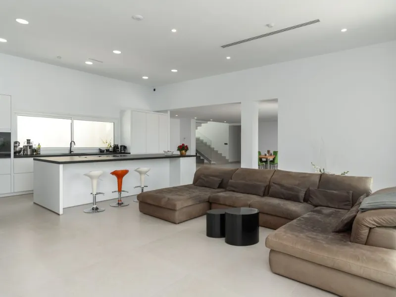 This newly built villa offers a unique combination of modern design, privacy and breathtaking open views over the surrounding landscape. Situated in one of the most peaceful and natural settings of La Mairena, it is the perfect retreat for those seeking b