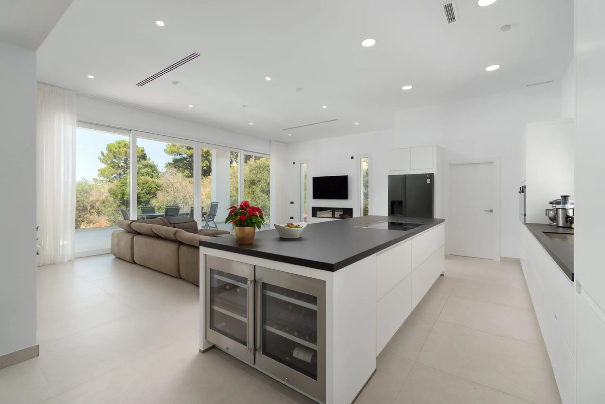 This newly built villa offers a unique combination of modern design, privacy and breathtaking open views over the surrounding landscape. Situated in one of the most peaceful and natural settings of La Mairena, it is the perfect retreat for those seeking b