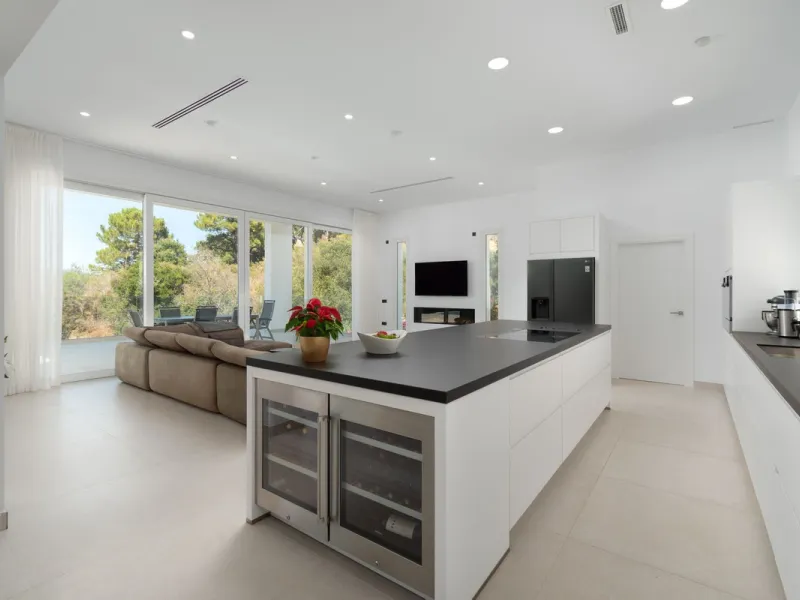 This newly built villa offers a unique combination of modern design, privacy and breathtaking open views over the surrounding landscape. Situated in one of the most peaceful and natural settings of La Mairena, it is the perfect retreat for those seeking b