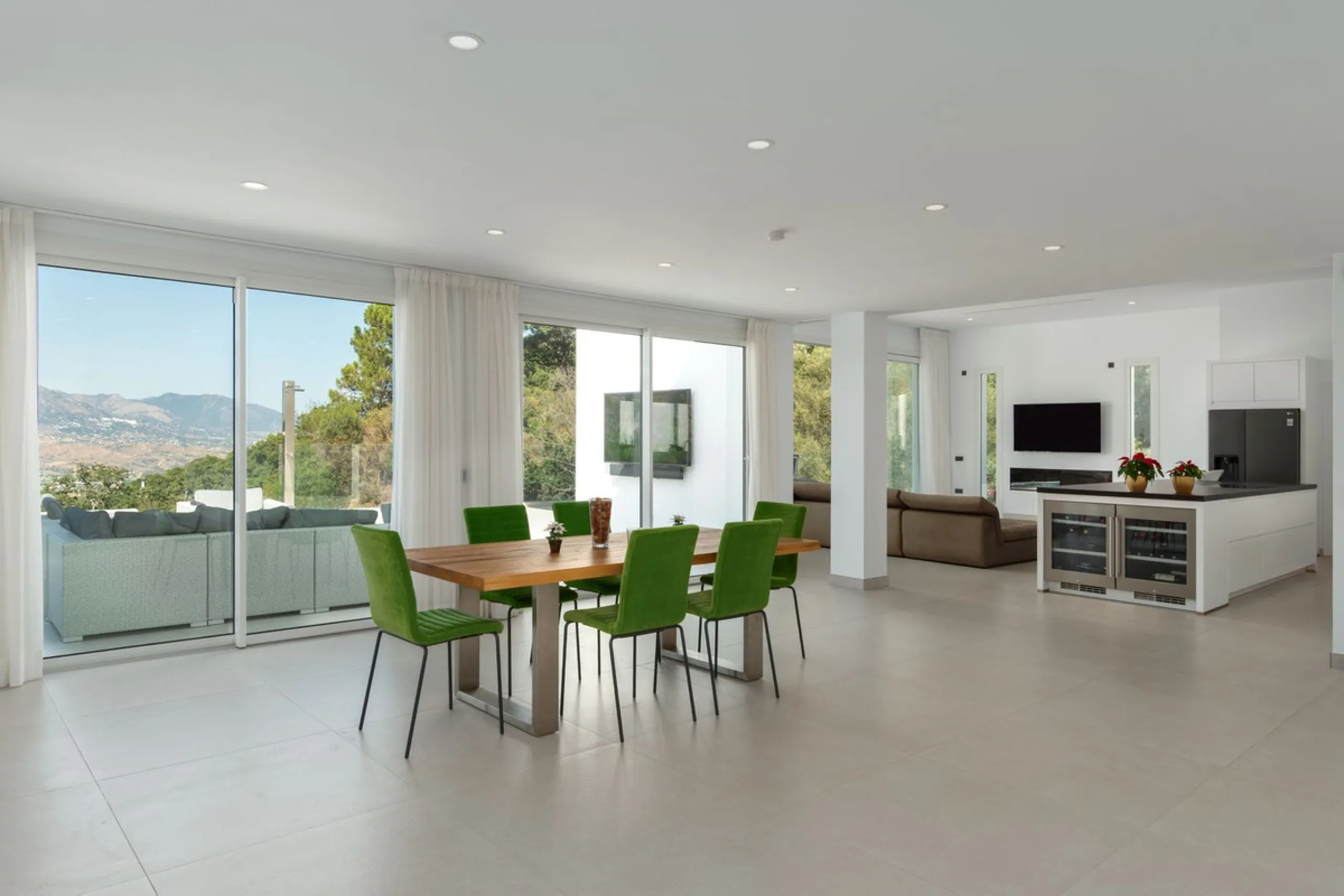 This newly built villa offers a unique combination of modern design, privacy and breathtaking open views over the surrounding landscape. Situated in one of the most peaceful and natural settings of La Mairena, it is the perfect retreat for those seeking b