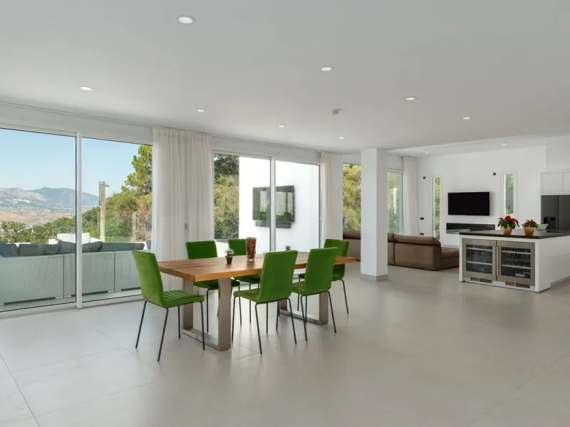This newly built villa offers a unique combination of modern design, privacy and breathtaking open views over the surrounding landscape. Situated in one of the most peaceful and natural settings of La Mairena, it is the perfect retreat for those seeking b