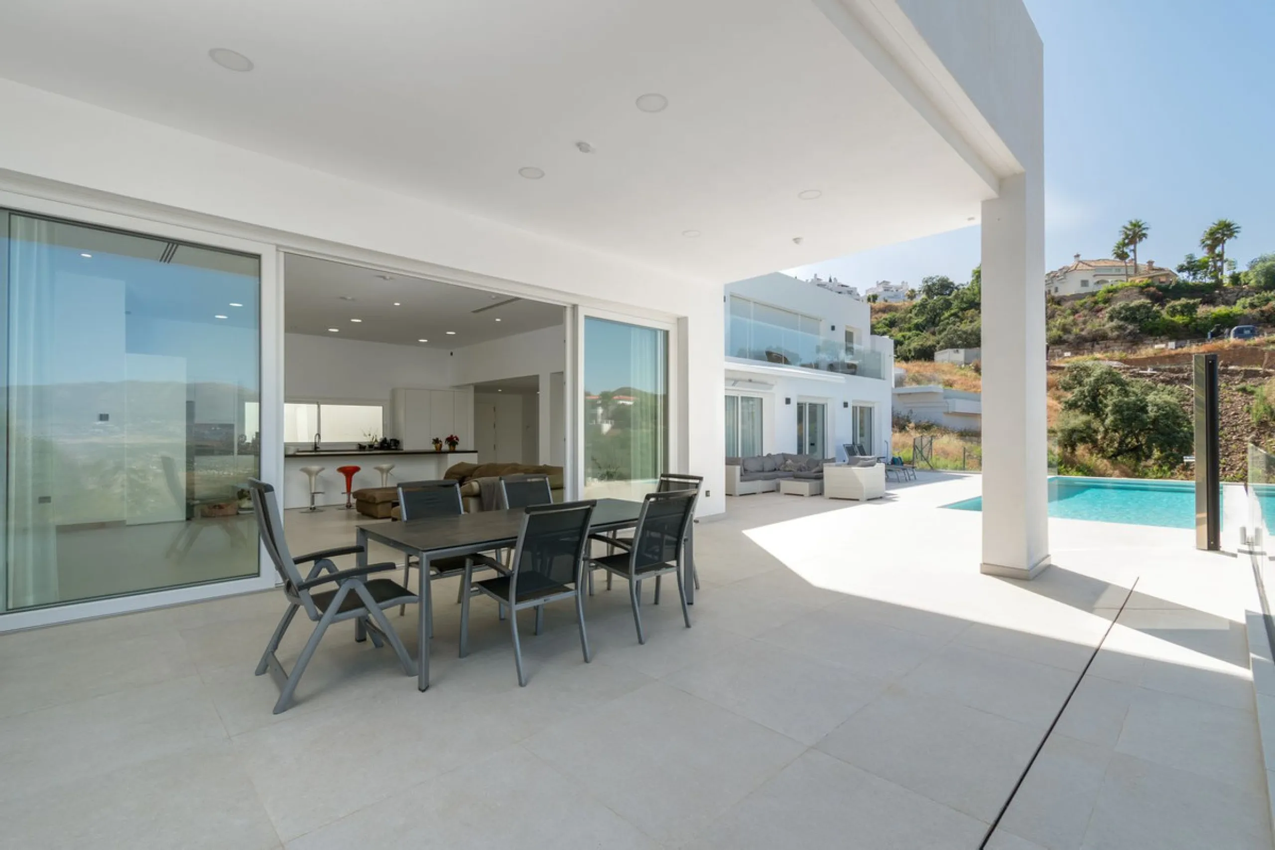 This newly built villa offers a unique combination of modern design, privacy and breathtaking open views over the surrounding landscape. Situated in one of the most peaceful and natural settings of La Mairena, it is the perfect retreat for those seeking b