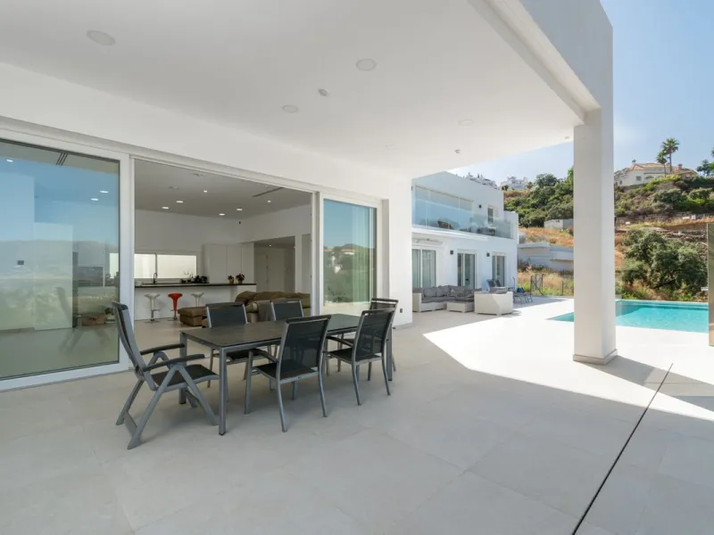 This newly built villa offers a unique combination of modern design, privacy and breathtaking open views over the surrounding landscape. Situated in one of the most peaceful and natural settings of La Mairena, it is the perfect retreat for those seeking b