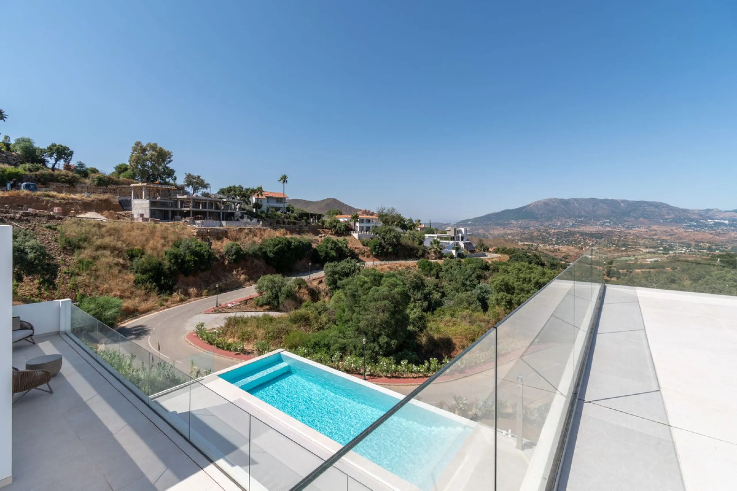 This newly built villa offers a unique combination of modern design, privacy and breathtaking open views over the surrounding landscape. Situated in one of the most peaceful and natural settings of La Mairena, it is the perfect retreat for those seeking b