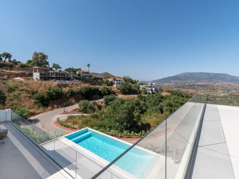This newly built villa offers a unique combination of modern design, privacy and breathtaking open views over the surrounding landscape. Situated in one of the most peaceful and natural settings of La Mairena, it is the perfect retreat for those seeking b