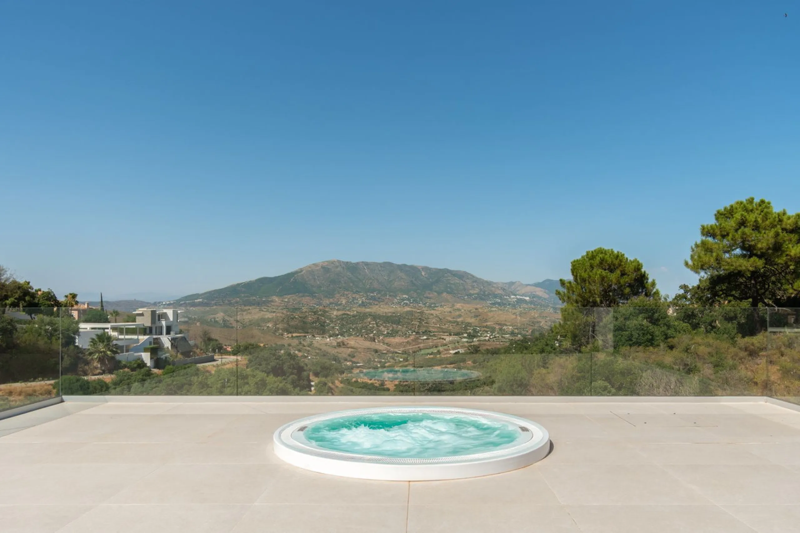 This newly built villa offers a unique combination of modern design, privacy and breathtaking open views over the surrounding landscape. Situated in one of the most peaceful and natural settings of La Mairena, it is the perfect retreat for those seeking b