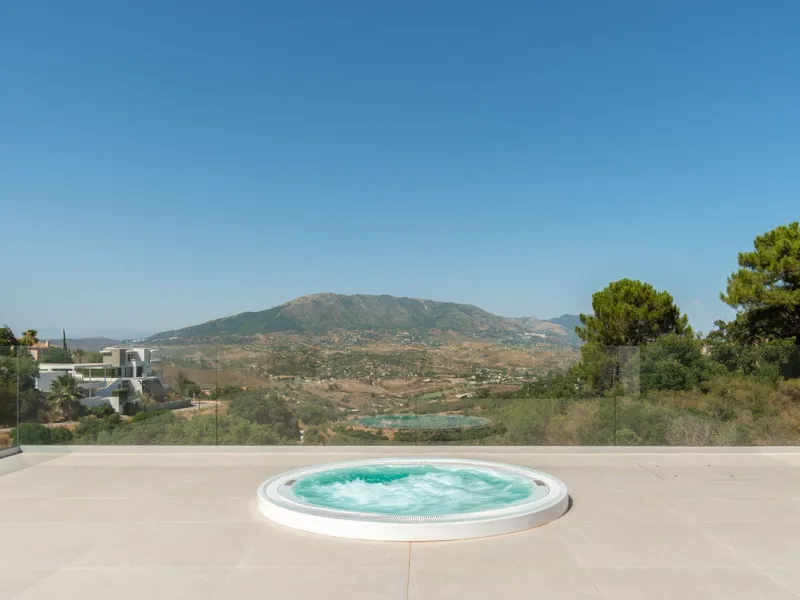 This newly built villa offers a unique combination of modern design, privacy and breathtaking open views over the surrounding landscape. Situated in one of the most peaceful and natural settings of La Mairena, it is the perfect retreat for those seeking b
