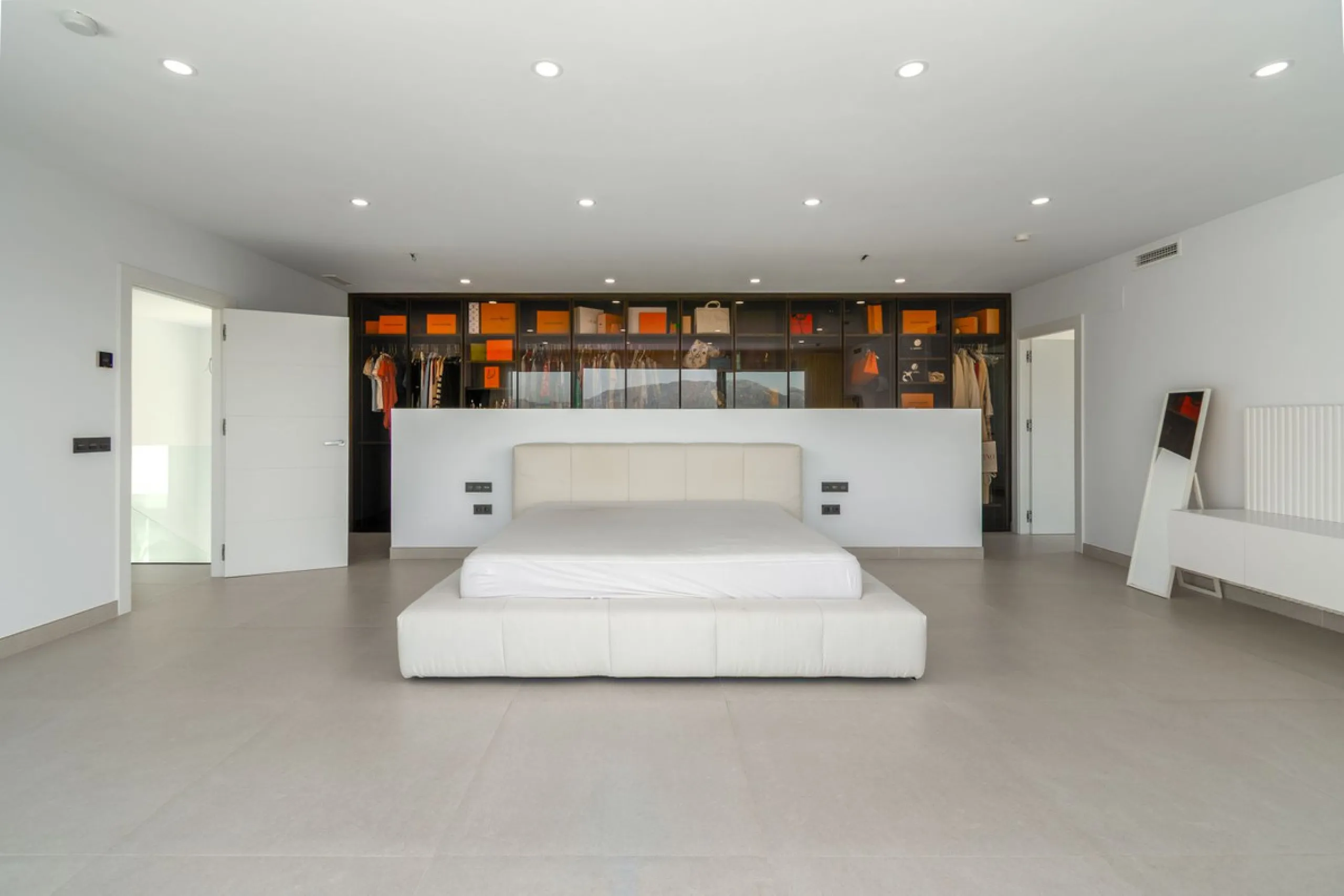 This newly built villa offers a unique combination of modern design, privacy and breathtaking open views over the surrounding landscape. Situated in one of the most peaceful and natural settings of La Mairena, it is the perfect retreat for those seeking b