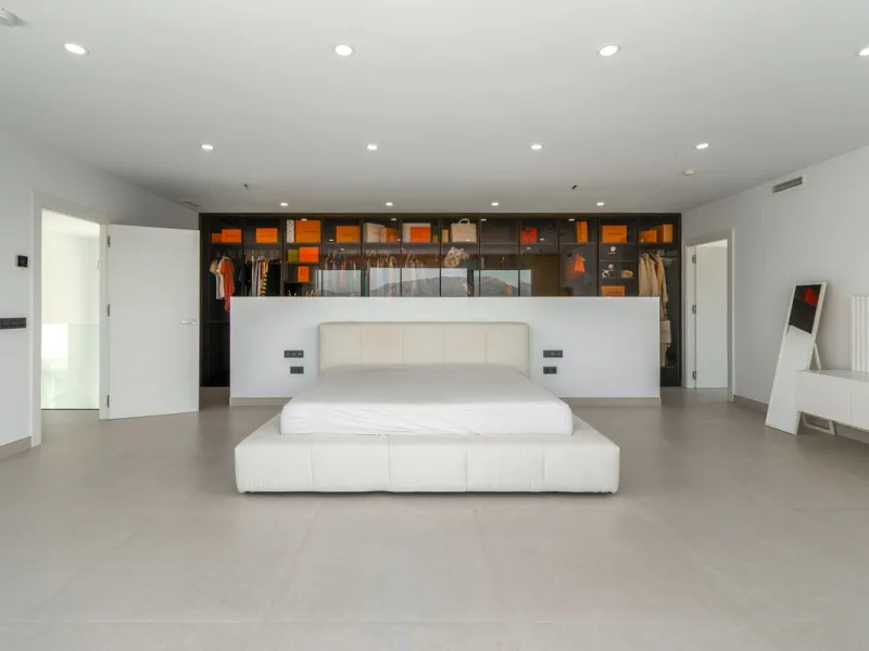 This newly built villa offers a unique combination of modern design, privacy and breathtaking open views over the surrounding landscape. Situated in one of the most peaceful and natural settings of La Mairena, it is the perfect retreat for those seeking b