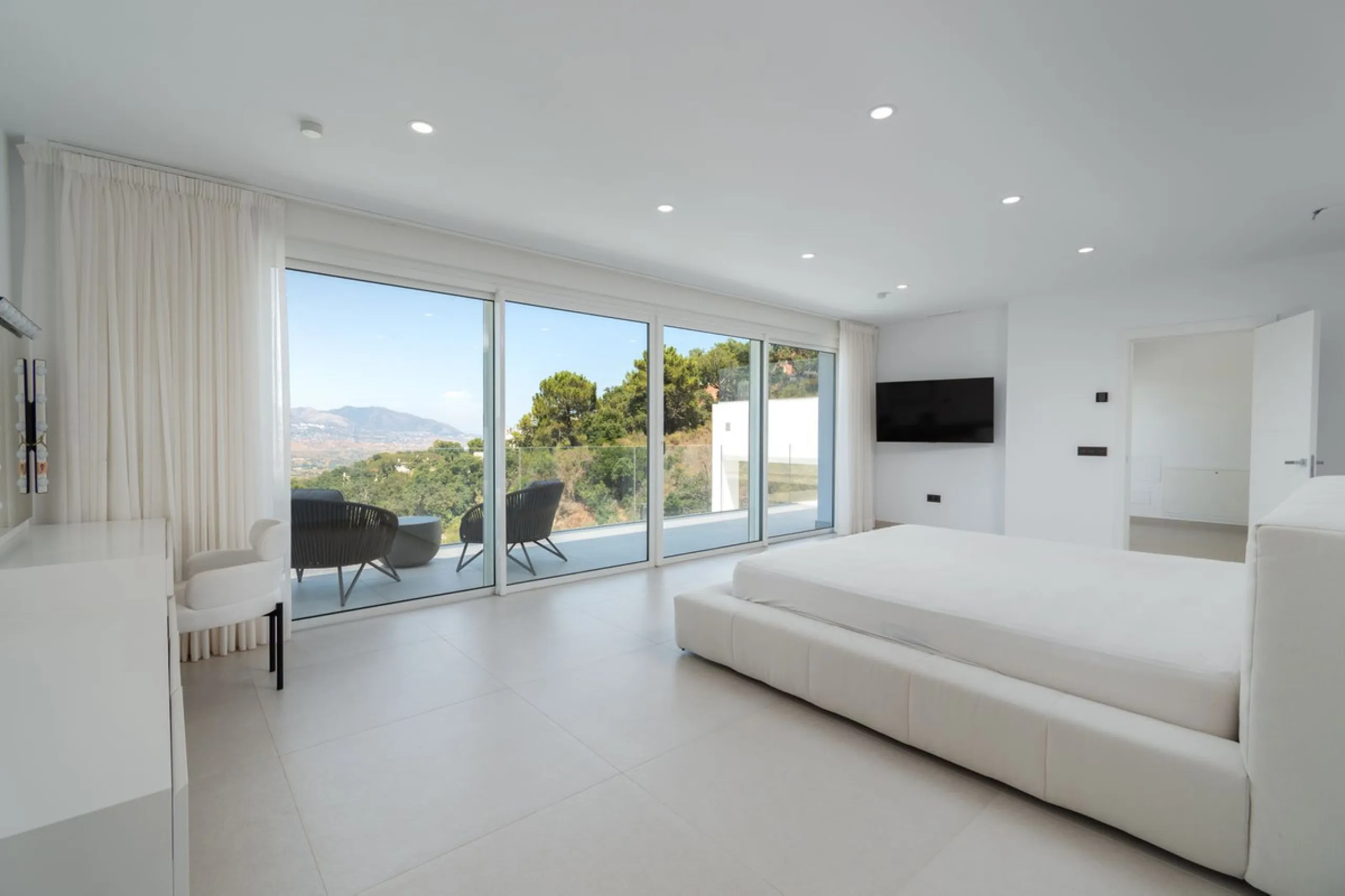 This newly built villa offers a unique combination of modern design, privacy and breathtaking open views over the surrounding landscape. Situated in one of the most peaceful and natural settings of La Mairena, it is the perfect retreat for those seeking b