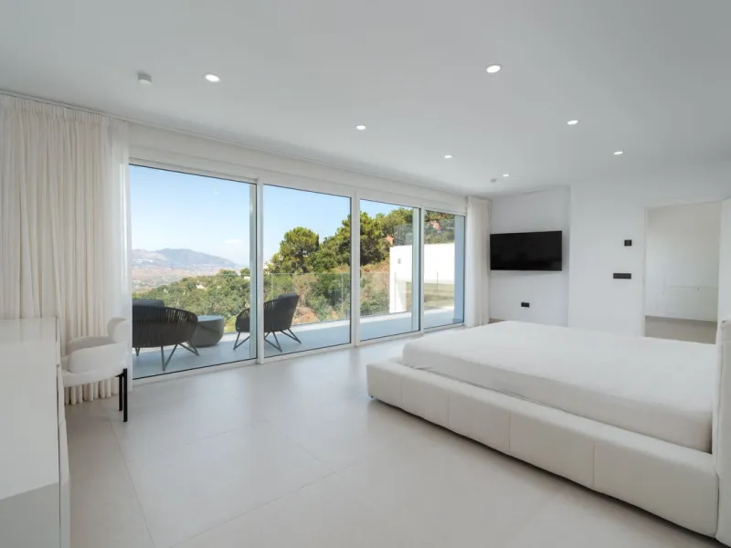 This newly built villa offers a unique combination of modern design, privacy and breathtaking open views over the surrounding landscape. Situated in one of the most peaceful and natural settings of La Mairena, it is the perfect retreat for those seeking b