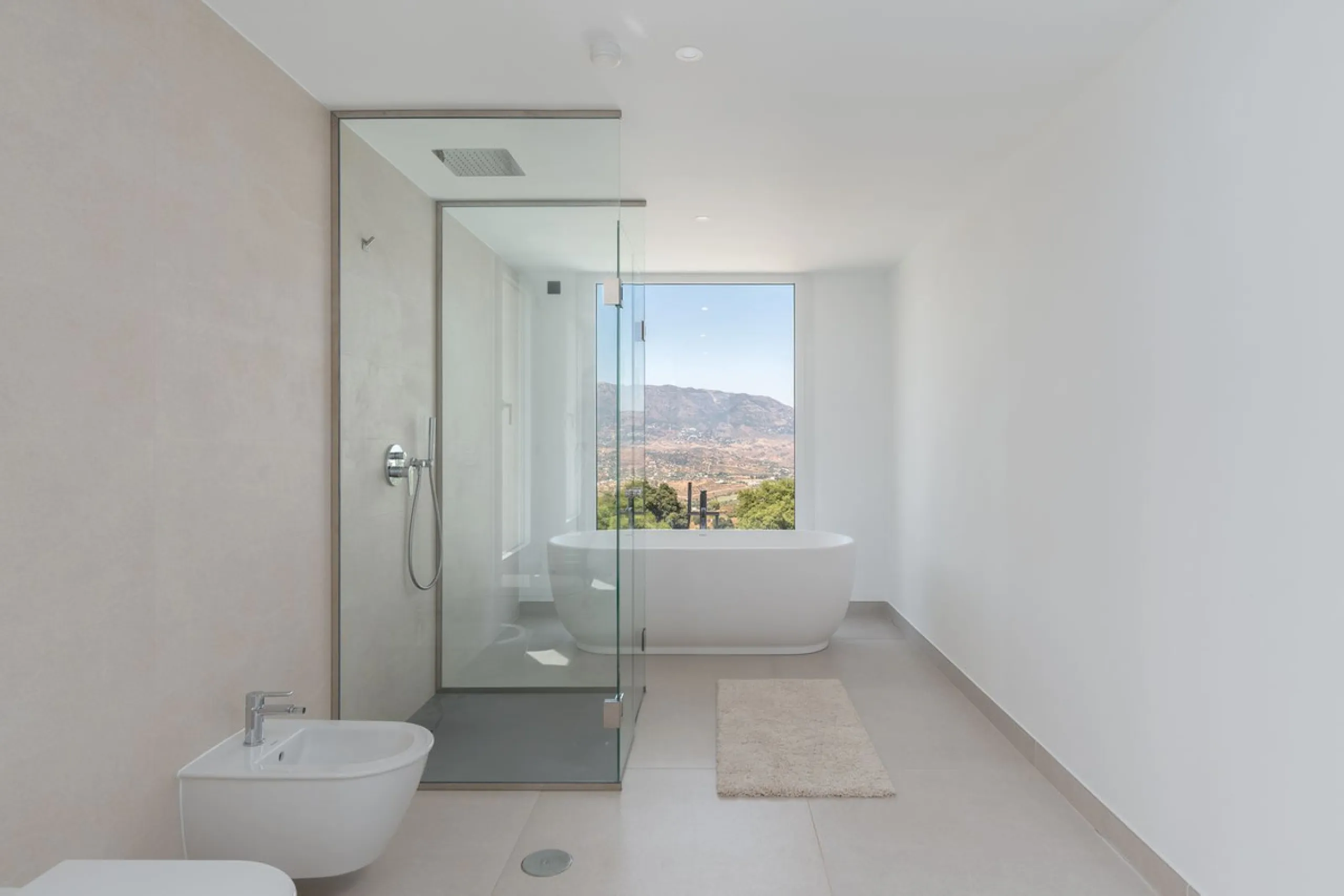 This newly built villa offers a unique combination of modern design, privacy and breathtaking open views over the surrounding landscape. Situated in one of the most peaceful and natural settings of La Mairena, it is the perfect retreat for those seeking b