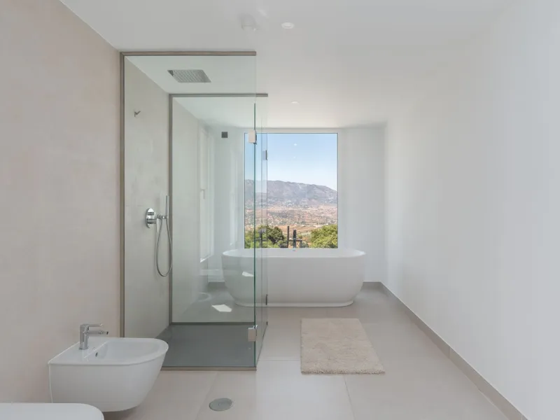 This newly built villa offers a unique combination of modern design, privacy and breathtaking open views over the surrounding landscape. Situated in one of the most peaceful and natural settings of La Mairena, it is the perfect retreat for those seeking b