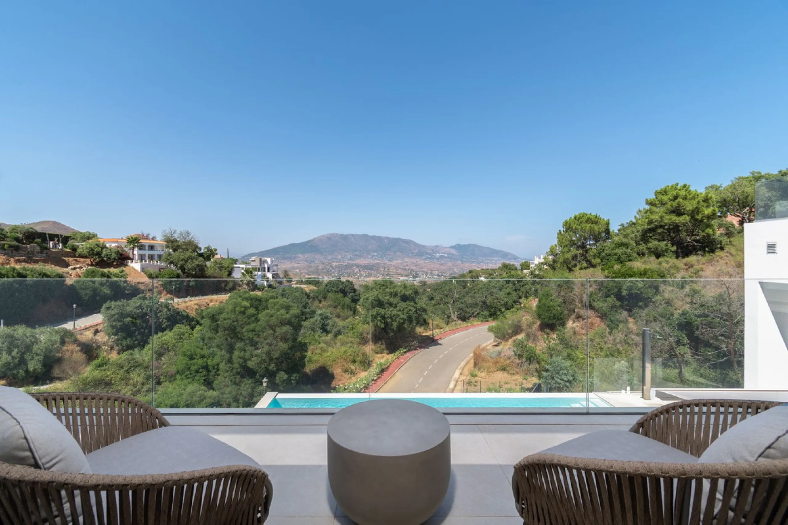 This newly built villa offers a unique combination of modern design, privacy and breathtaking open views over the surrounding landscape. Situated in one of the most peaceful and natural settings of La Mairena, it is the perfect retreat for those seeking b