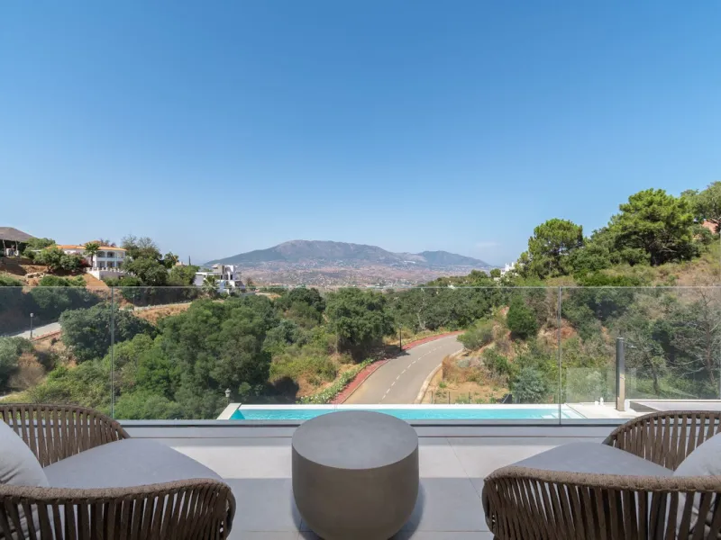 This newly built villa offers a unique combination of modern design, privacy and breathtaking open views over the surrounding landscape. Situated in one of the most peaceful and natural settings of La Mairena, it is the perfect retreat for those seeking b