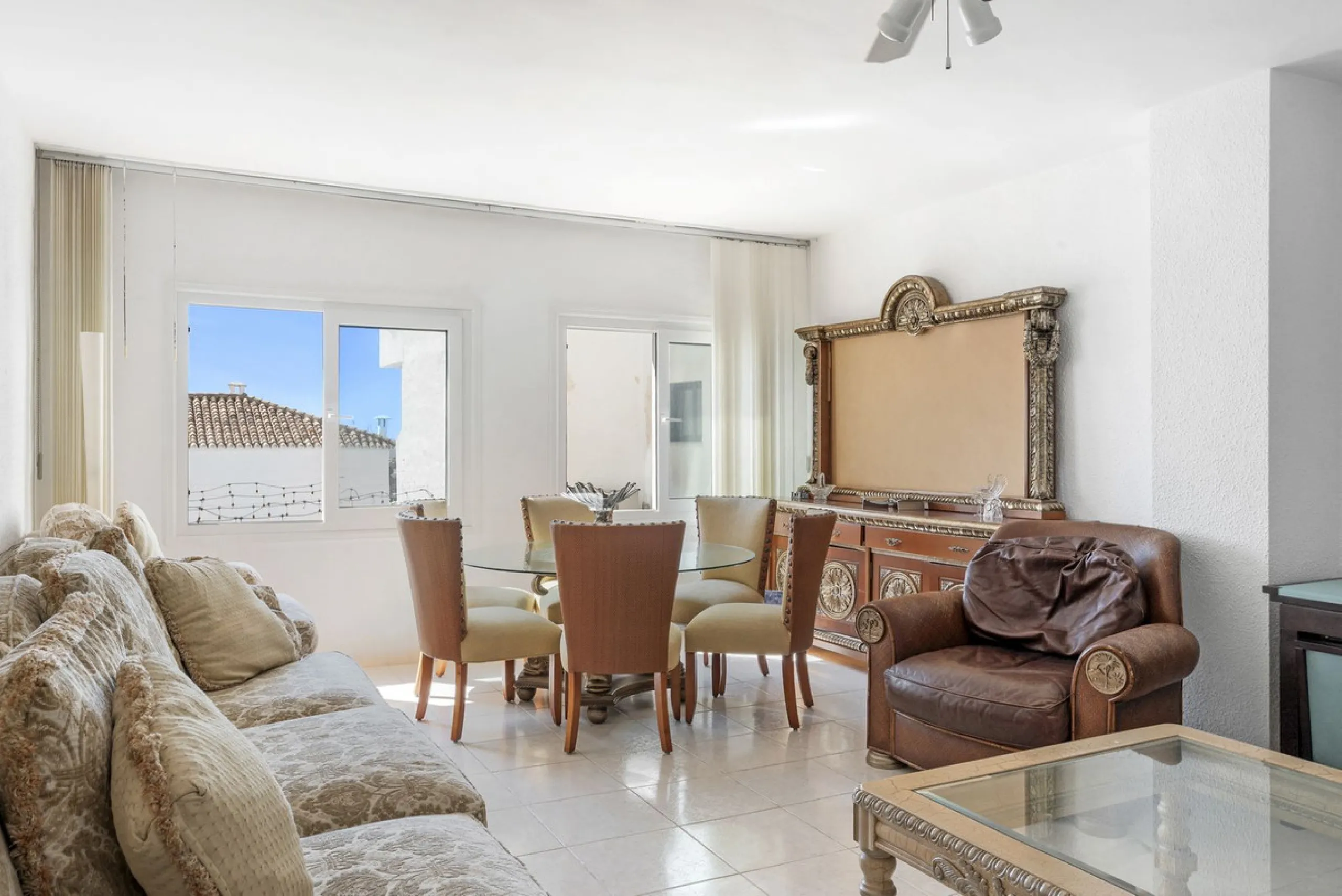 Apartment - Middle Floor Apartment в продаже в Marbella, Málaga. В доме 2 спален и 1 ванных комнат. Площадь дома 102 м²