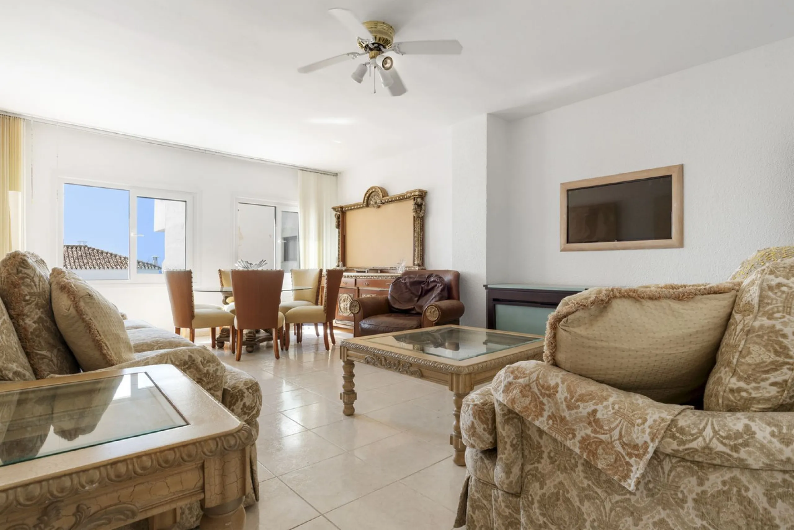 Apartment - Middle Floor Apartment в продаже в Marbella, Málaga. В доме 2 спален и 1 ванных комнат. Площадь дома 102 м²