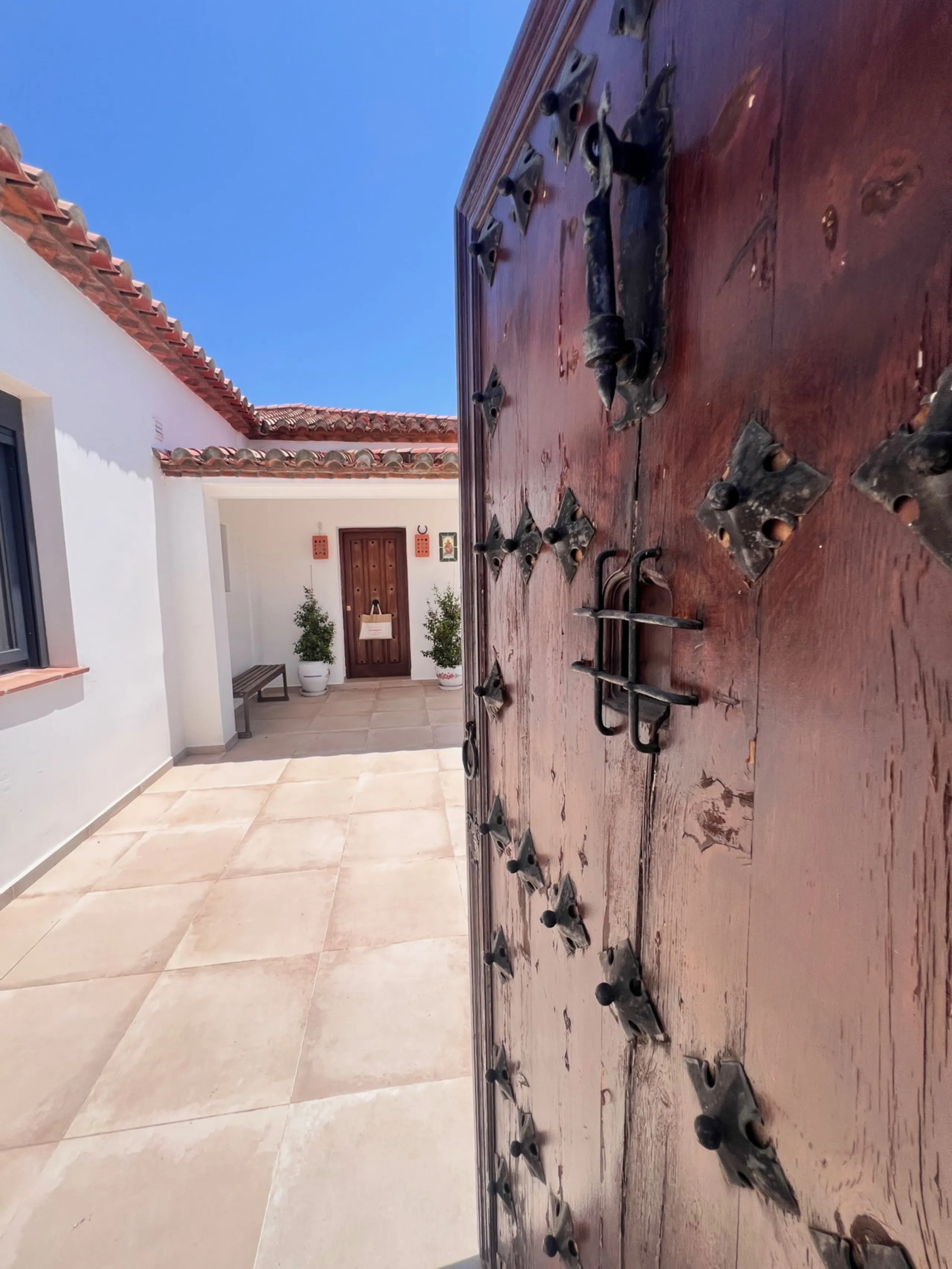 House - Detached Villa в продаже в Estepona, Málaga. В доме 3 спален и 4 ванных комнат. Площадь дома 257 м². Площадь участка 2626 м²