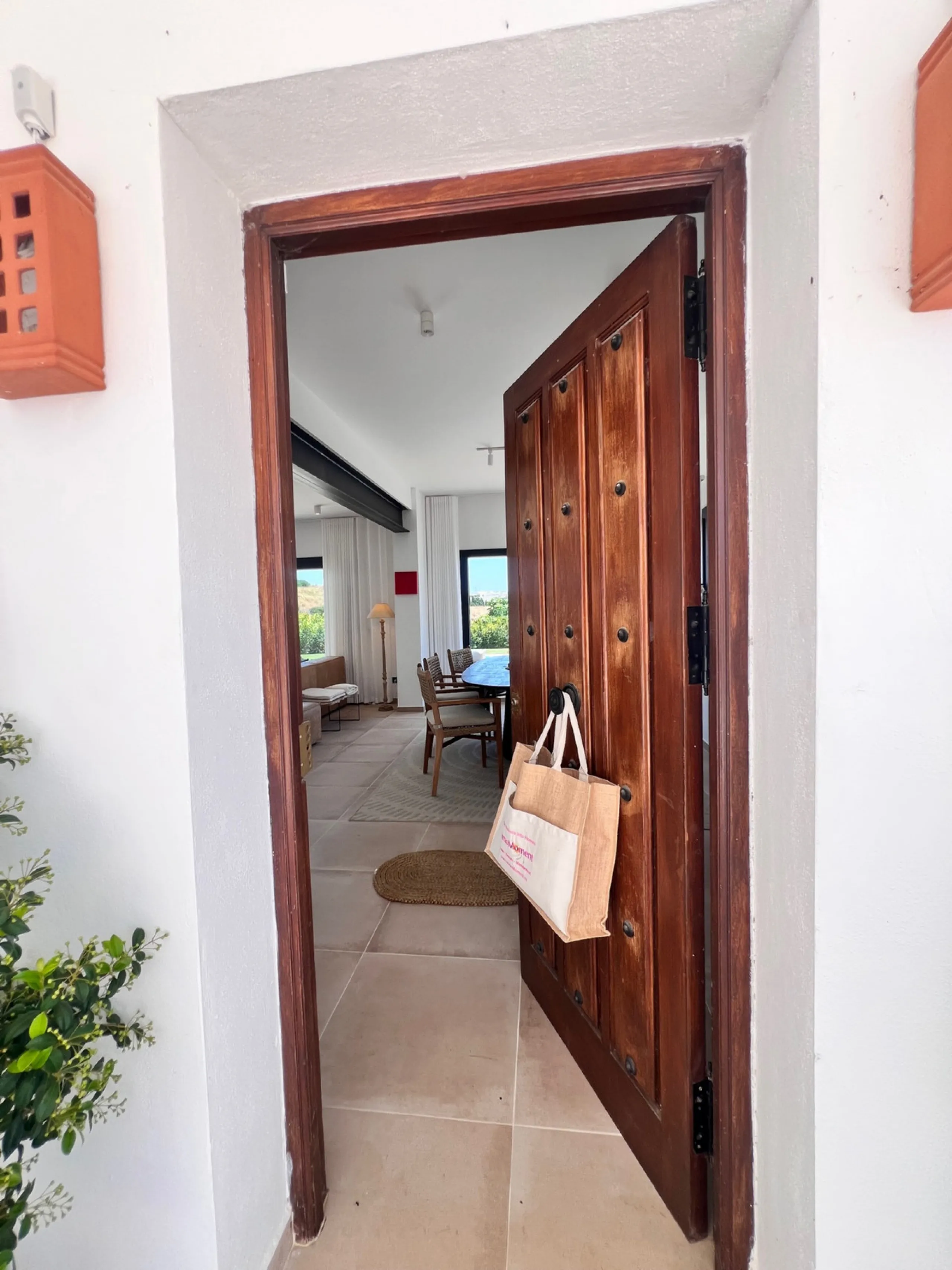 House - Detached Villa в продаже в Estepona, Málaga. В доме 3 спален и 4 ванных комнат. Площадь дома 257 м². Площадь участка 2626 м²