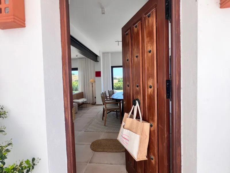 House - Detached Villa в продаже в Estepona, Málaga. В доме 3 спален и 4 ванных комнат. Площадь дома 257 м². Площадь участка 2626 м²