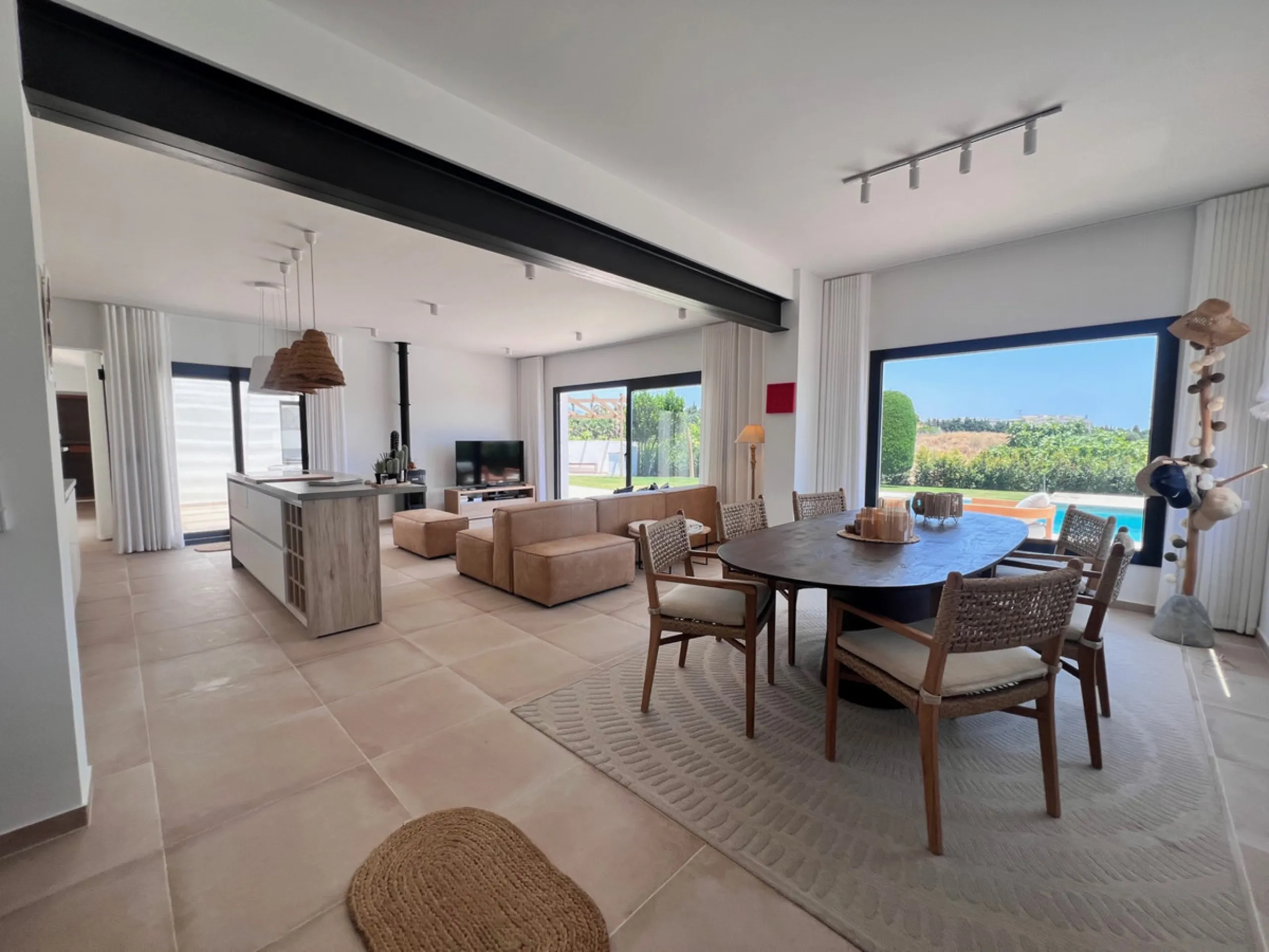 House - Detached Villa в продаже в Estepona, Málaga. В доме 3 спален и 4 ванных комнат. Площадь дома 257 м². Площадь участка 2626 м²