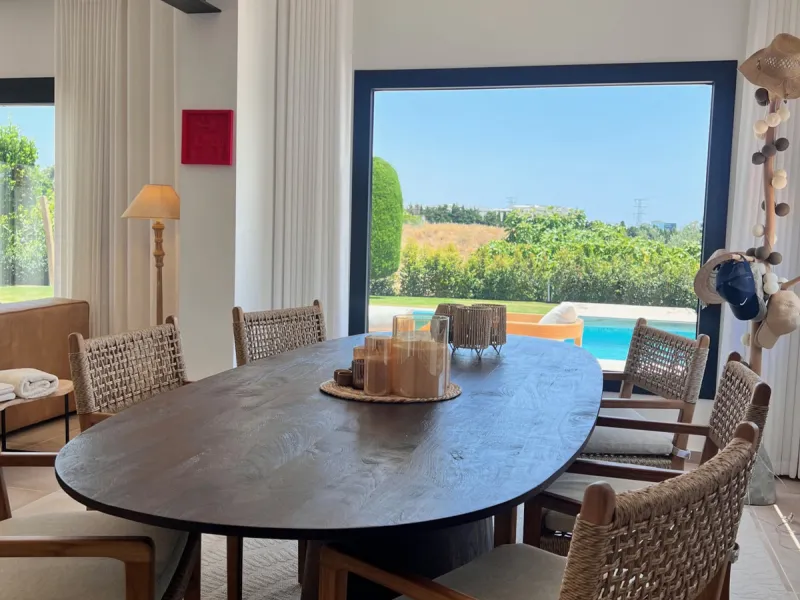 House - Detached Villa в продаже в Estepona, Málaga. В доме 3 спален и 4 ванных комнат. Площадь дома 257 м². Площадь участка 2626 м²