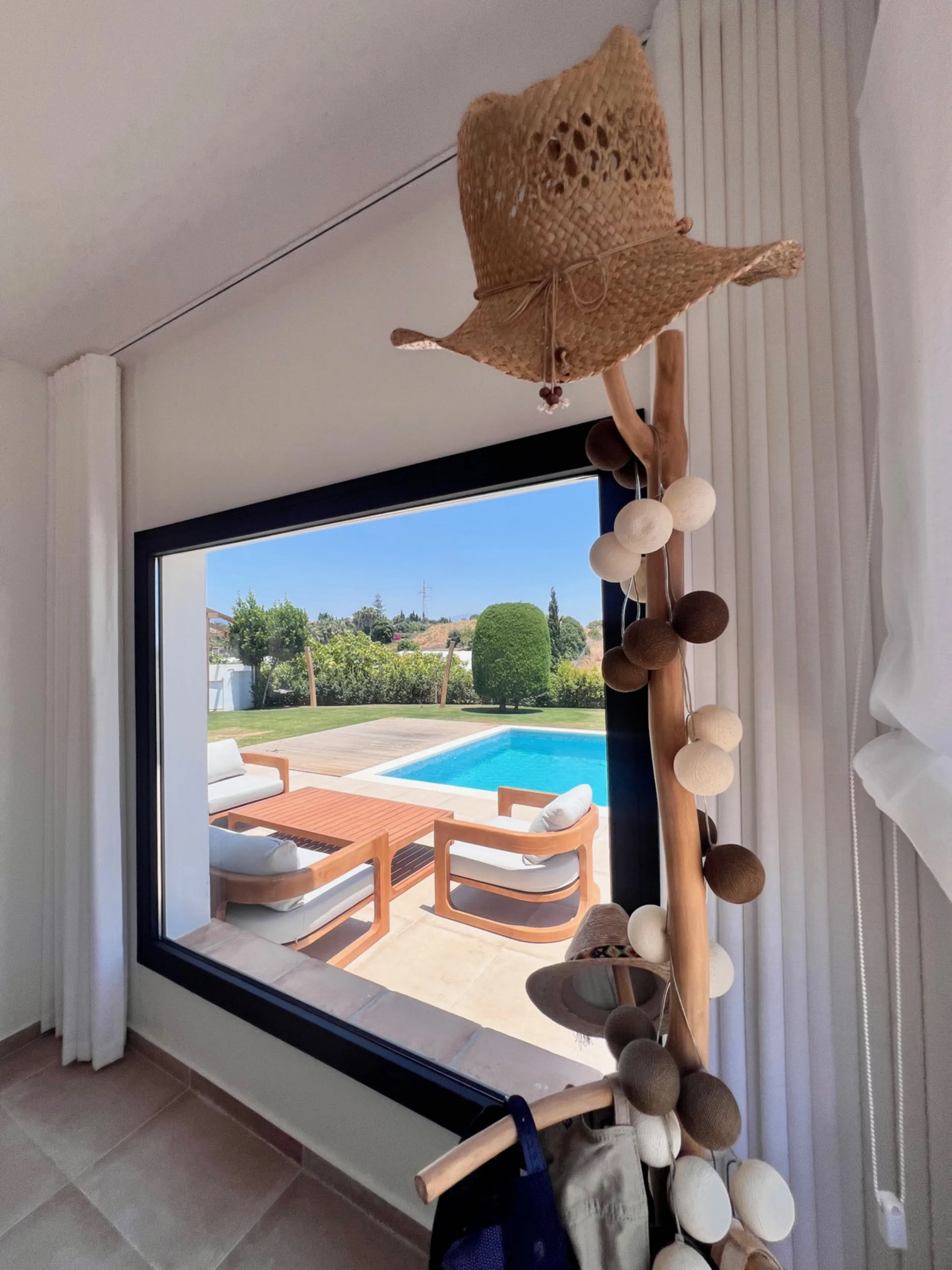 House - Detached Villa в продаже в Estepona, Málaga. В доме 3 спален и 4 ванных комнат. Площадь дома 257 м². Площадь участка 2626 м²