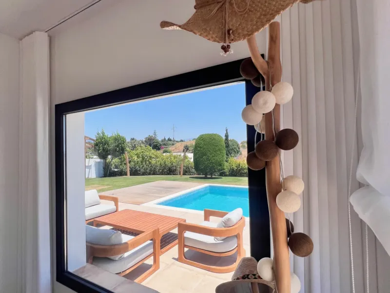 House - Detached Villa в продаже в Estepona, Málaga. В доме 3 спален и 4 ванных комнат. Площадь дома 257 м². Площадь участка 2626 м²