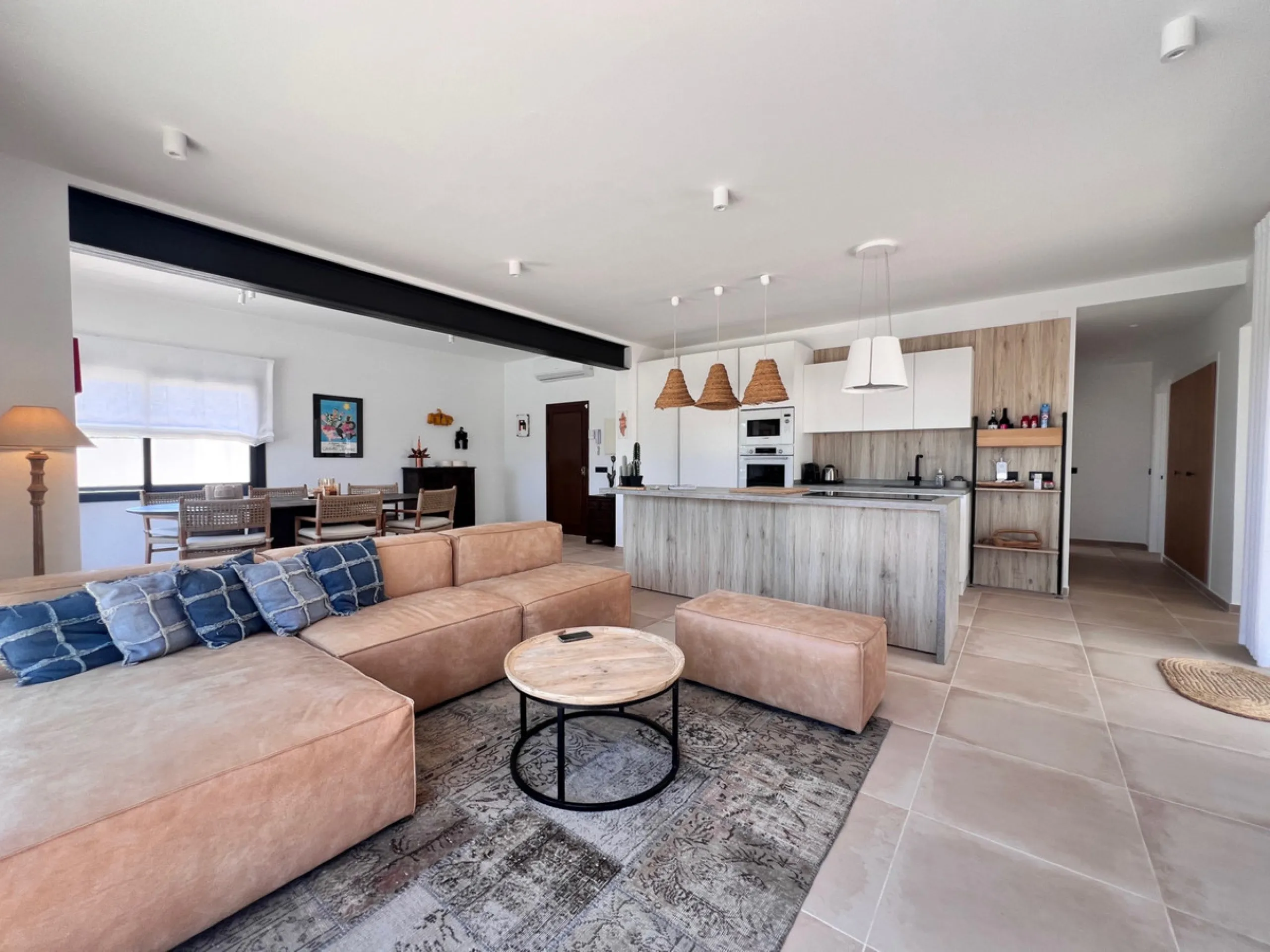 House - Detached Villa в продаже в Estepona, Málaga. В доме 3 спален и 4 ванных комнат. Площадь дома 257 м². Площадь участка 2626 м²