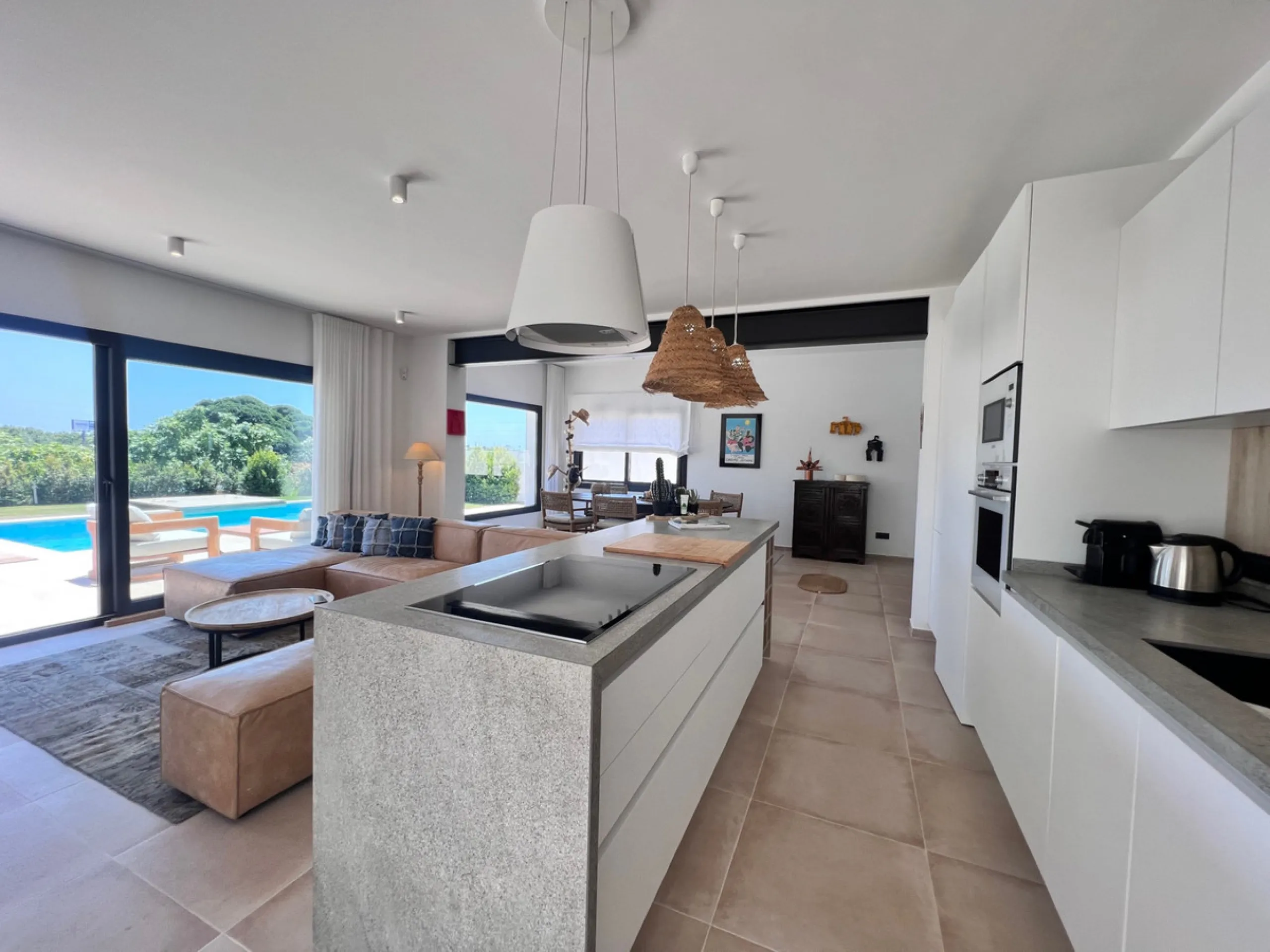 House - Detached Villa в продаже в Estepona, Málaga. В доме 3 спален и 4 ванных комнат. Площадь дома 257 м². Площадь участка 2626 м²