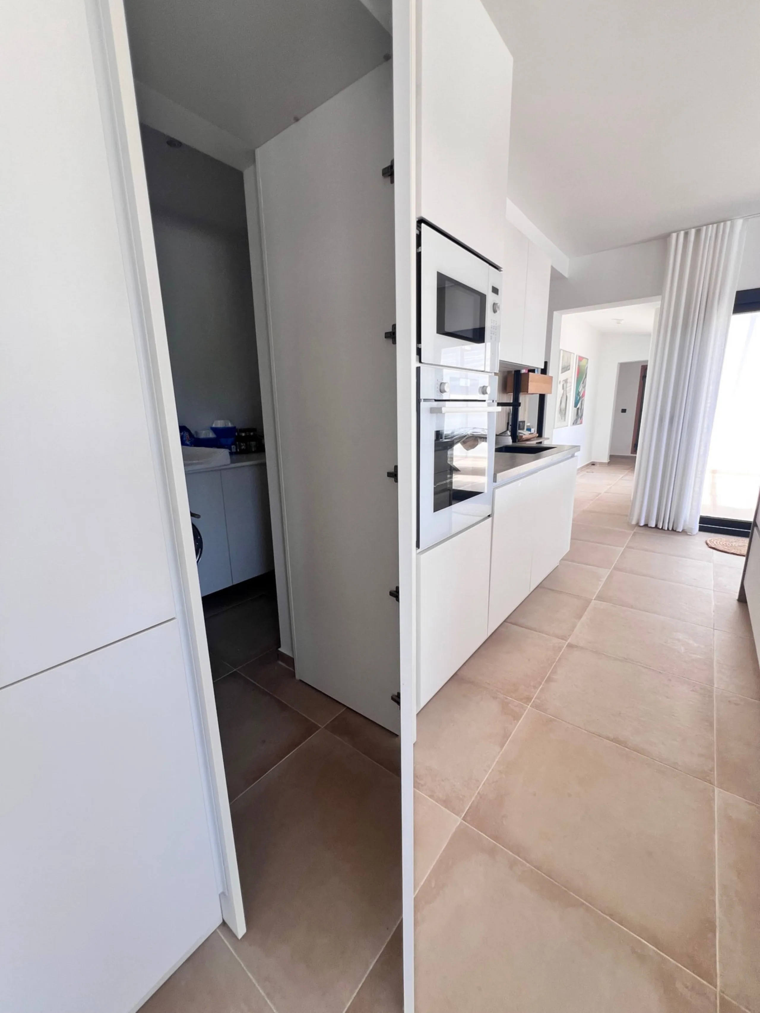House - Detached Villa в продаже в Estepona, Málaga. В доме 3 спален и 4 ванных комнат. Площадь дома 257 м². Площадь участка 2626 м²