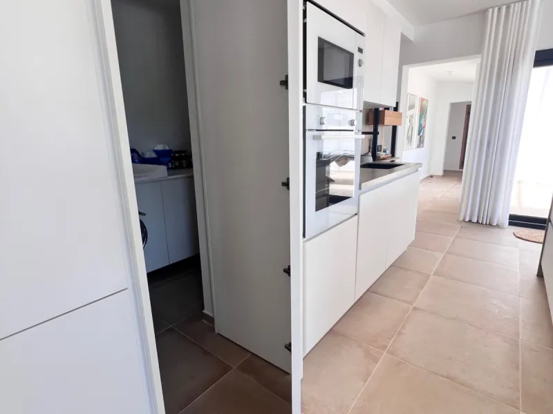 House - Detached Villa в продаже в Estepona, Málaga. В доме 3 спален и 4 ванных комнат. Площадь дома 257 м². Площадь участка 2626 м²