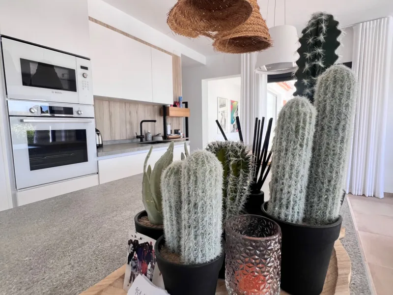 House - Detached Villa в продаже в Estepona, Málaga. В доме 3 спален и 4 ванных комнат. Площадь дома 257 м². Площадь участка 2626 м²