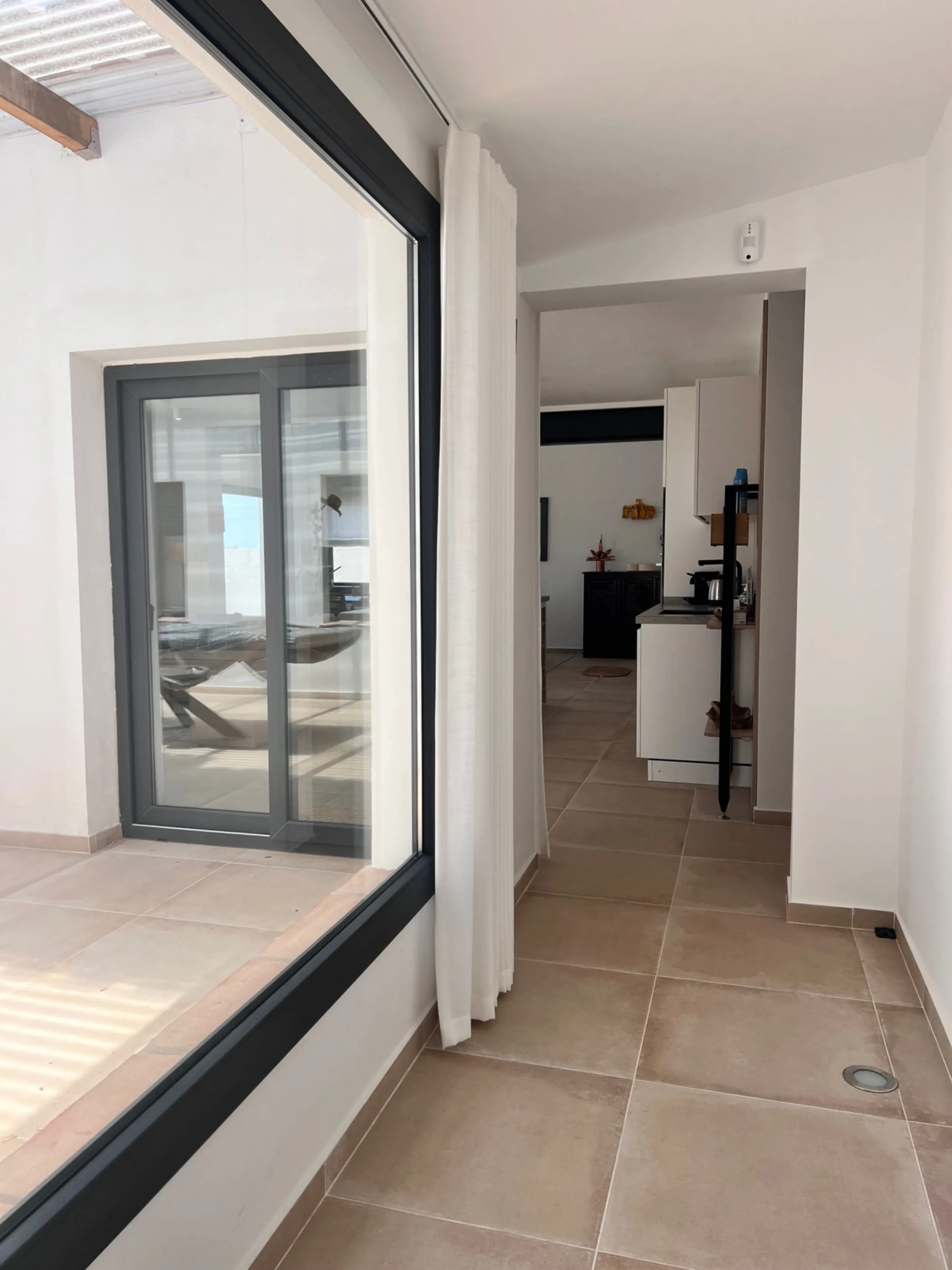 House - Detached Villa в продаже в Estepona, Málaga. В доме 3 спален и 4 ванных комнат. Площадь дома 257 м². Площадь участка 2626 м²