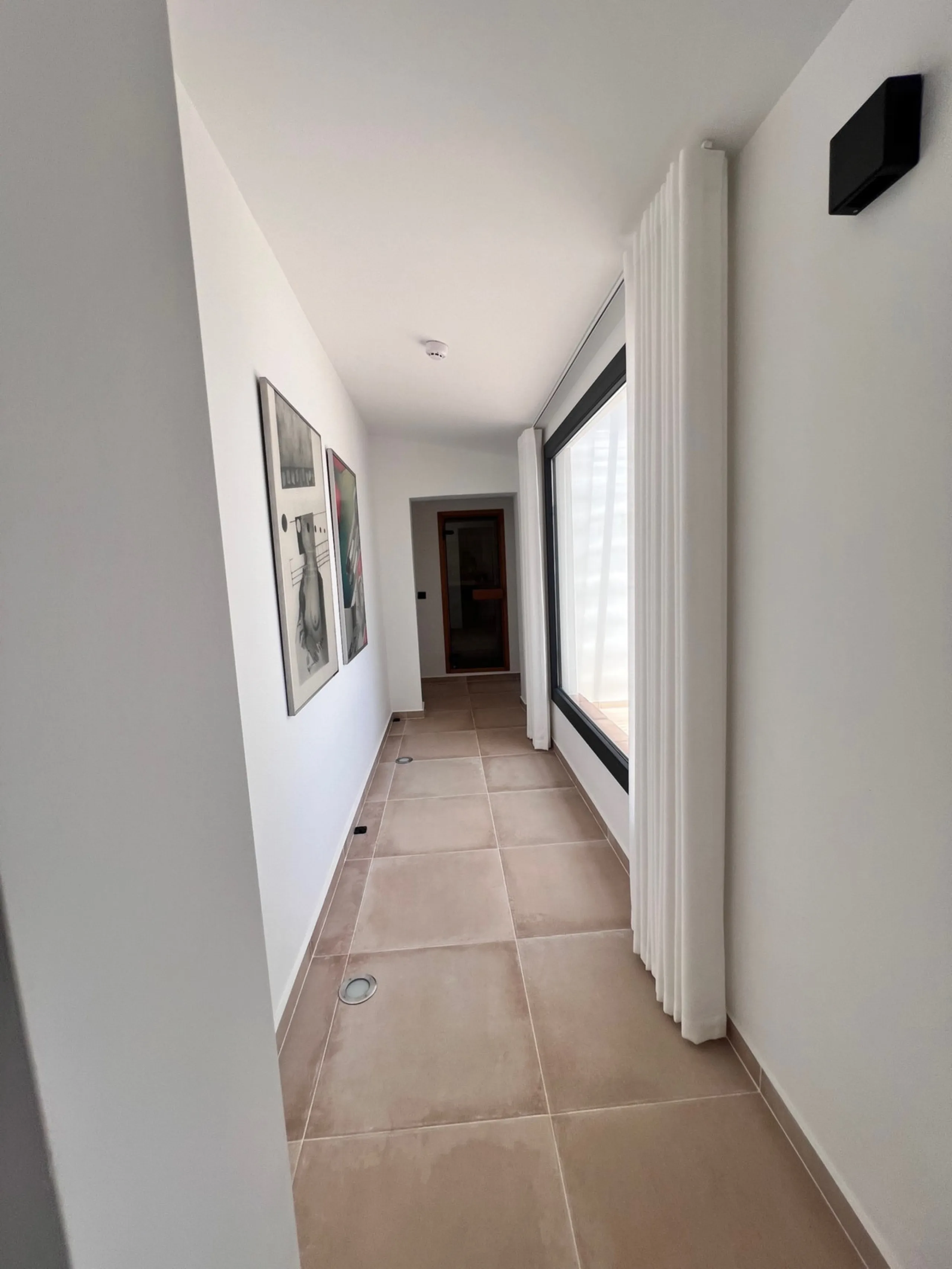 House - Detached Villa в продаже в Estepona, Málaga. В доме 3 спален и 4 ванных комнат. Площадь дома 257 м². Площадь участка 2626 м²