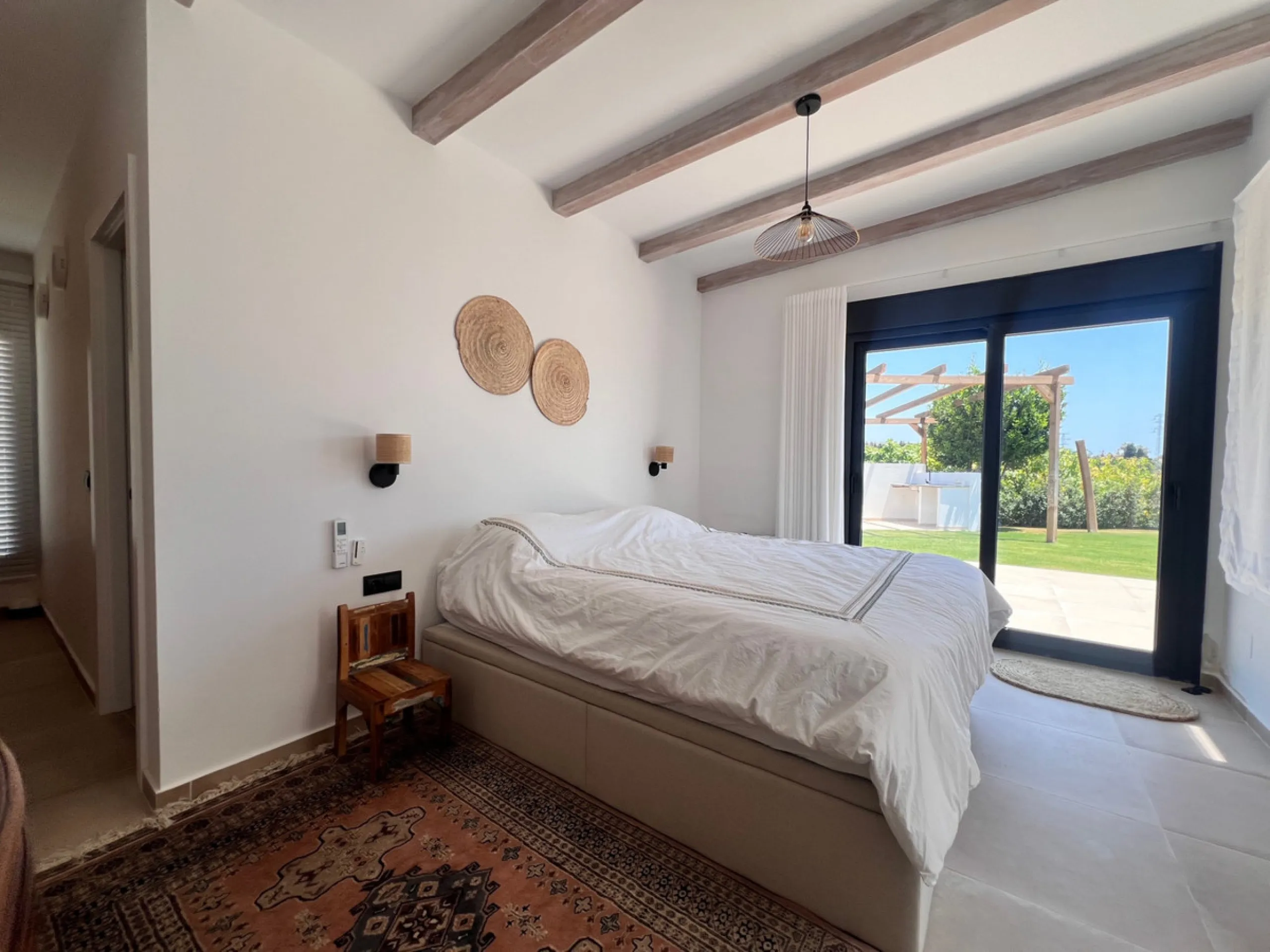 House - Detached Villa в продаже в Estepona, Málaga. В доме 3 спален и 4 ванных комнат. Площадь дома 257 м². Площадь участка 2626 м²