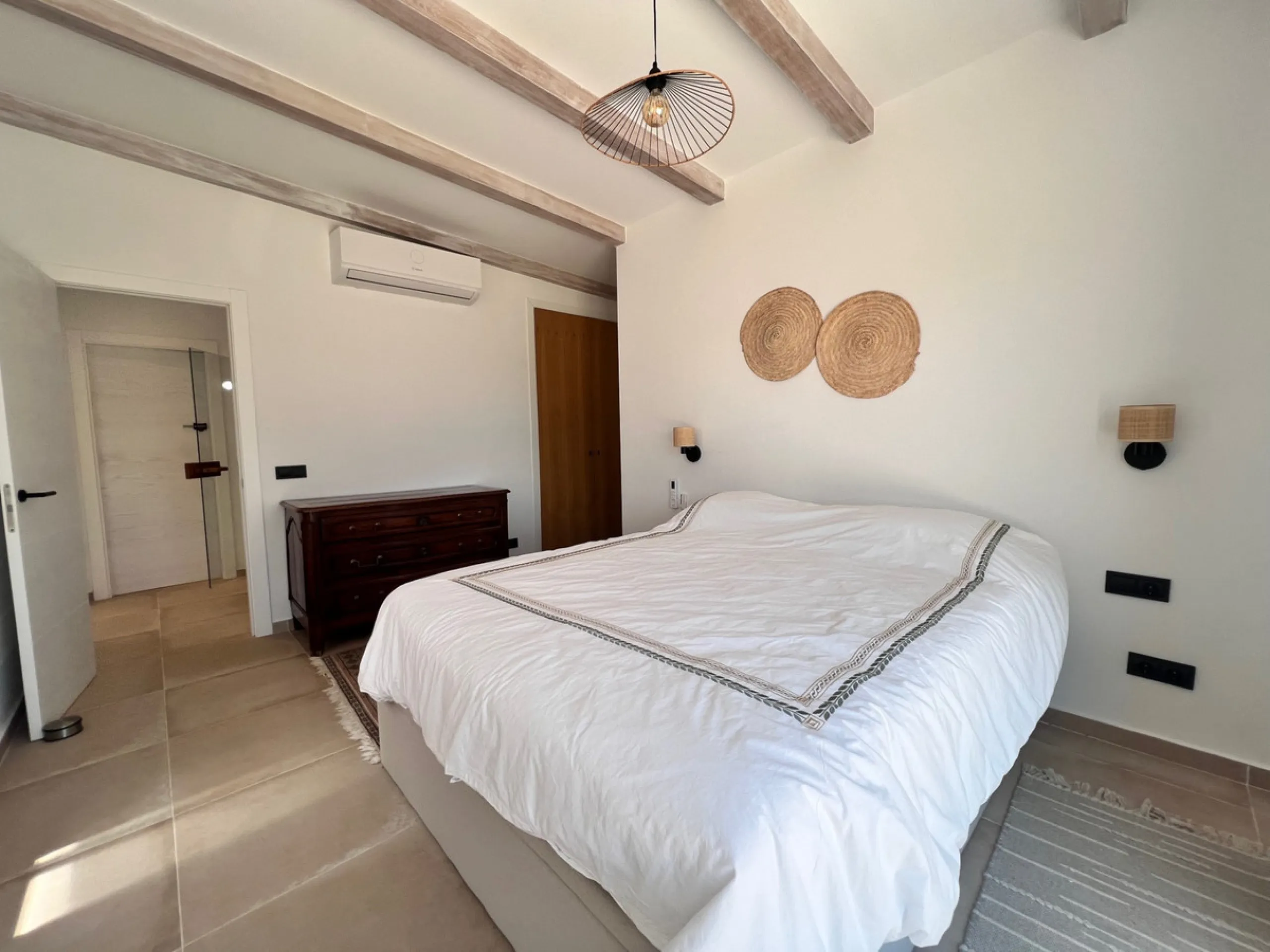 House - Detached Villa в продаже в Estepona, Málaga. В доме 3 спален и 4 ванных комнат. Площадь дома 257 м². Площадь участка 2626 м²