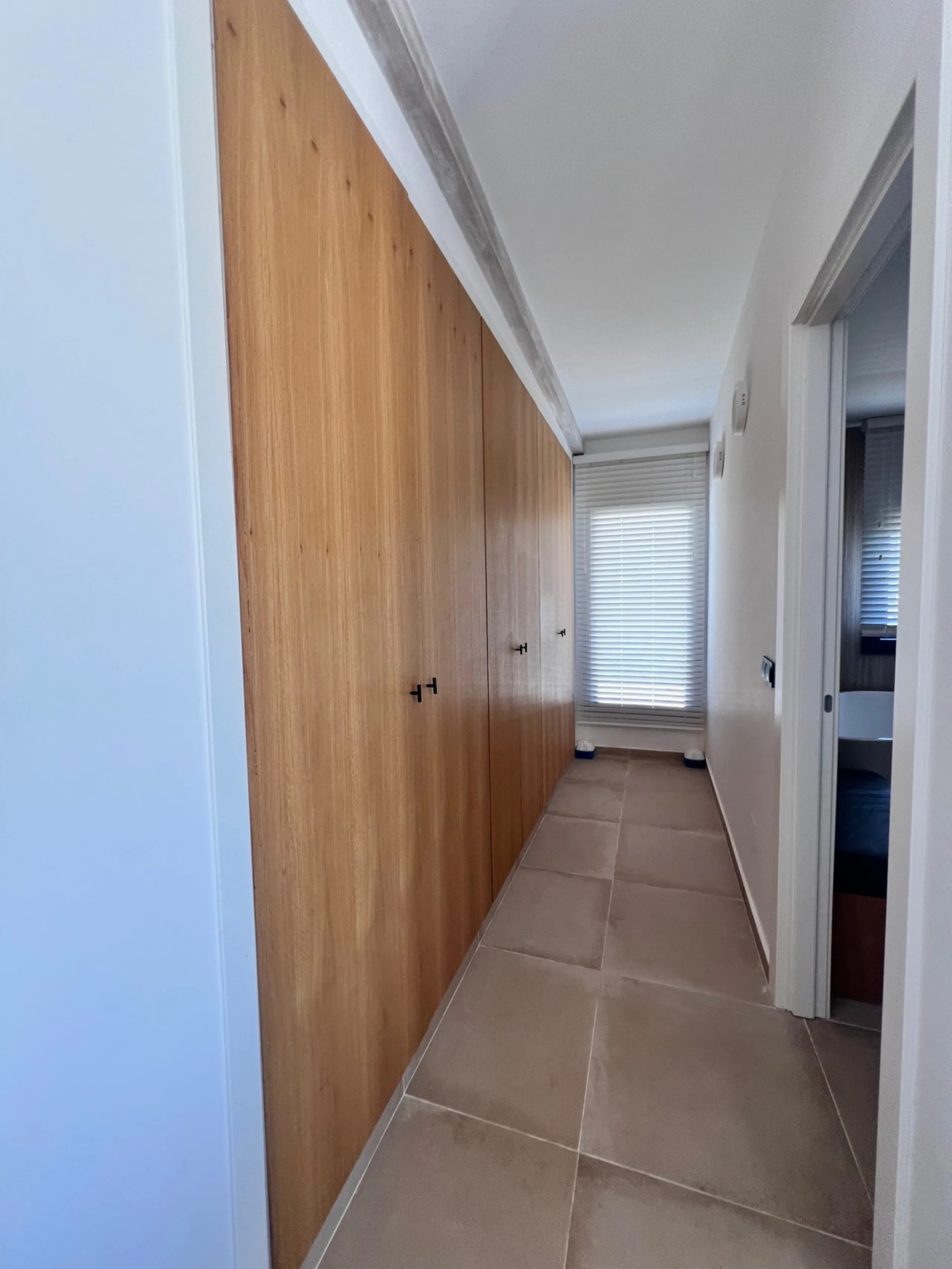 House - Detached Villa в продаже в Estepona, Málaga. В доме 3 спален и 4 ванных комнат. Площадь дома 257 м². Площадь участка 2626 м²
