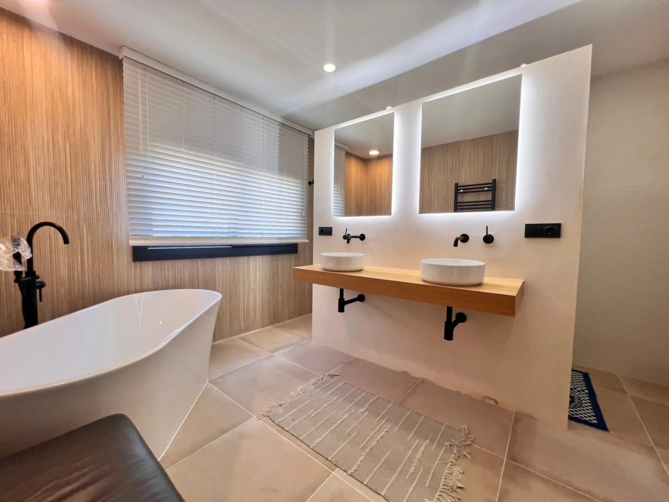 House - Detached Villa в продаже в Estepona, Málaga. В доме 3 спален и 4 ванных комнат. Площадь дома 257 м². Площадь участка 2626 м²