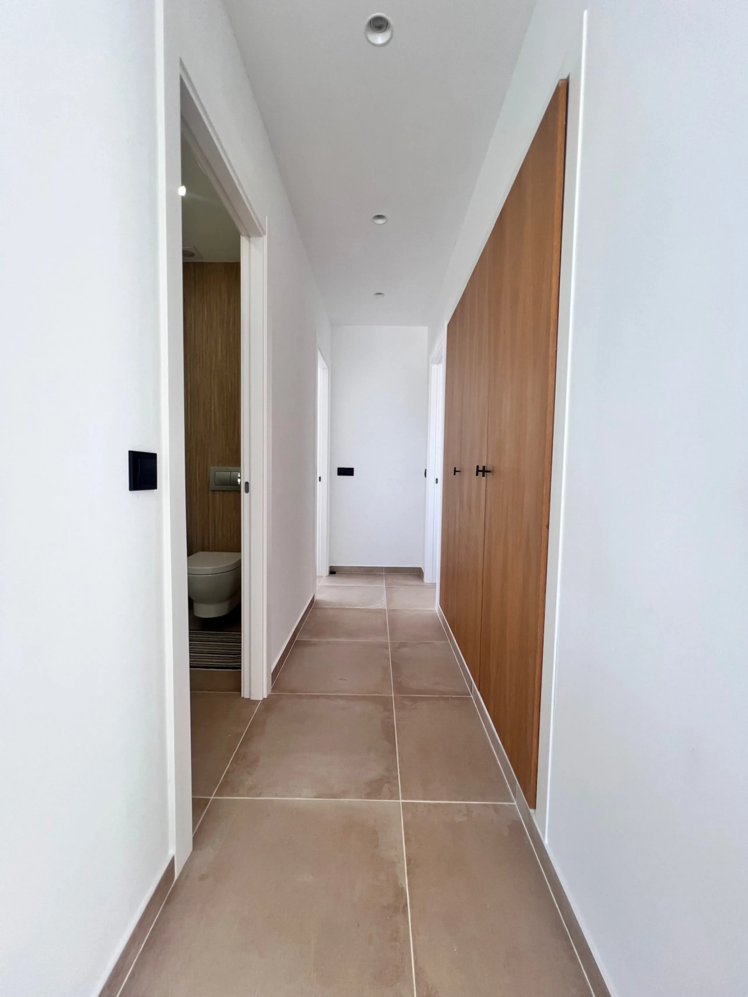 House - Detached Villa в продаже в Estepona, Málaga. В доме 3 спален и 4 ванных комнат. Площадь дома 257 м². Площадь участка 2626 м²