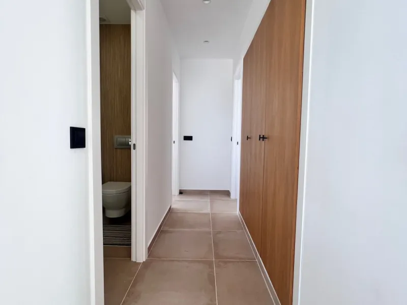 House - Detached Villa в продаже в Estepona, Málaga. В доме 3 спален и 4 ванных комнат. Площадь дома 257 м². Площадь участка 2626 м²