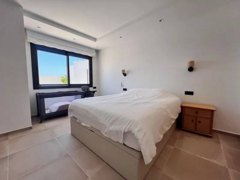 House - Detached Villa в продаже в Estepona, Málaga. В доме 3 спален и 4 ванных комнат. Площадь дома 257 м². Площадь участка 2626 м²