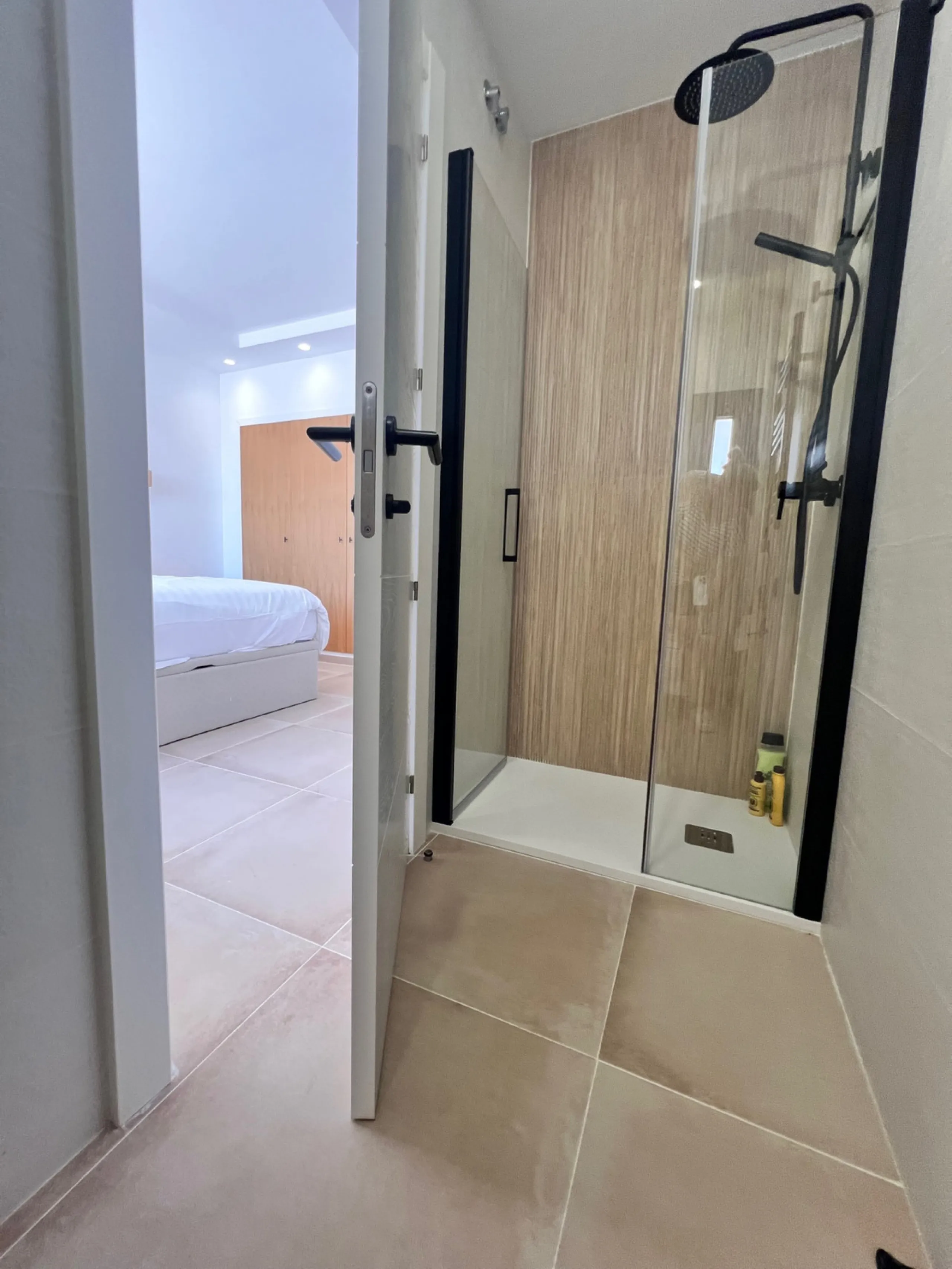 House - Detached Villa в продаже в Estepona, Málaga. В доме 3 спален и 4 ванных комнат. Площадь дома 257 м². Площадь участка 2626 м²