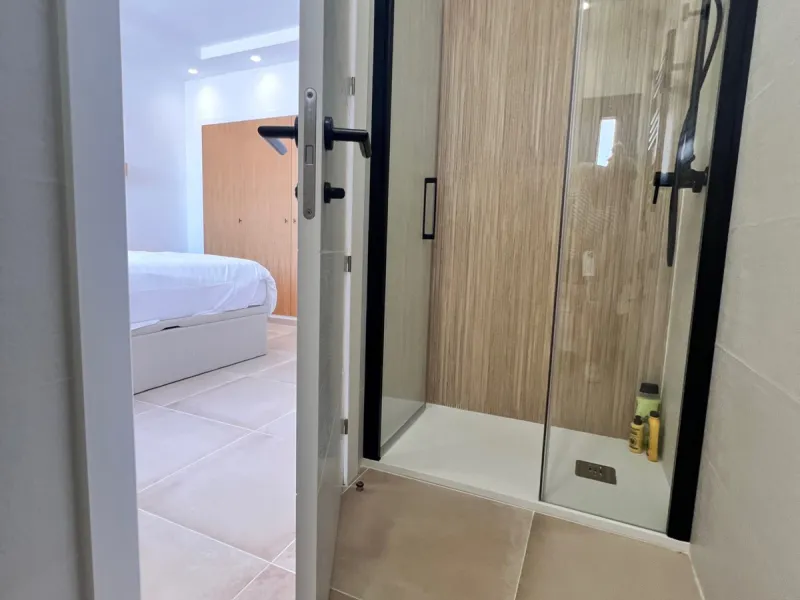 House - Detached Villa в продаже в Estepona, Málaga. В доме 3 спален и 4 ванных комнат. Площадь дома 257 м². Площадь участка 2626 м²