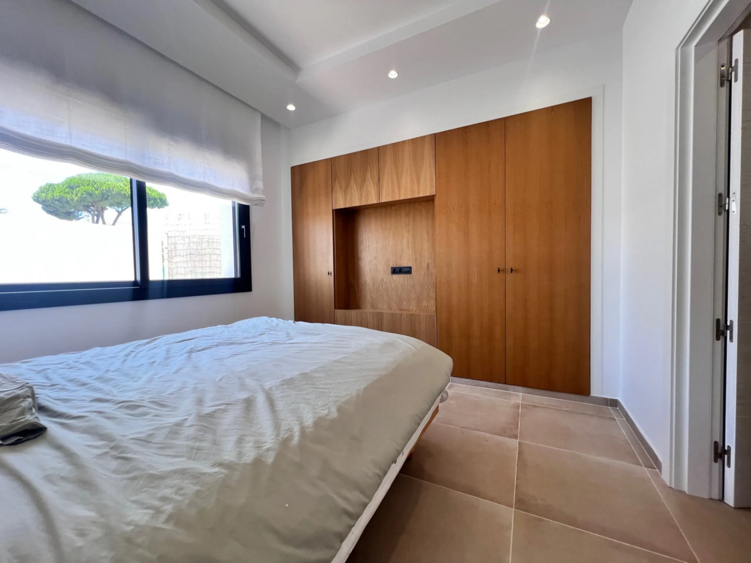 House - Detached Villa в продаже в Estepona, Málaga. В доме 3 спален и 4 ванных комнат. Площадь дома 257 м². Площадь участка 2626 м²