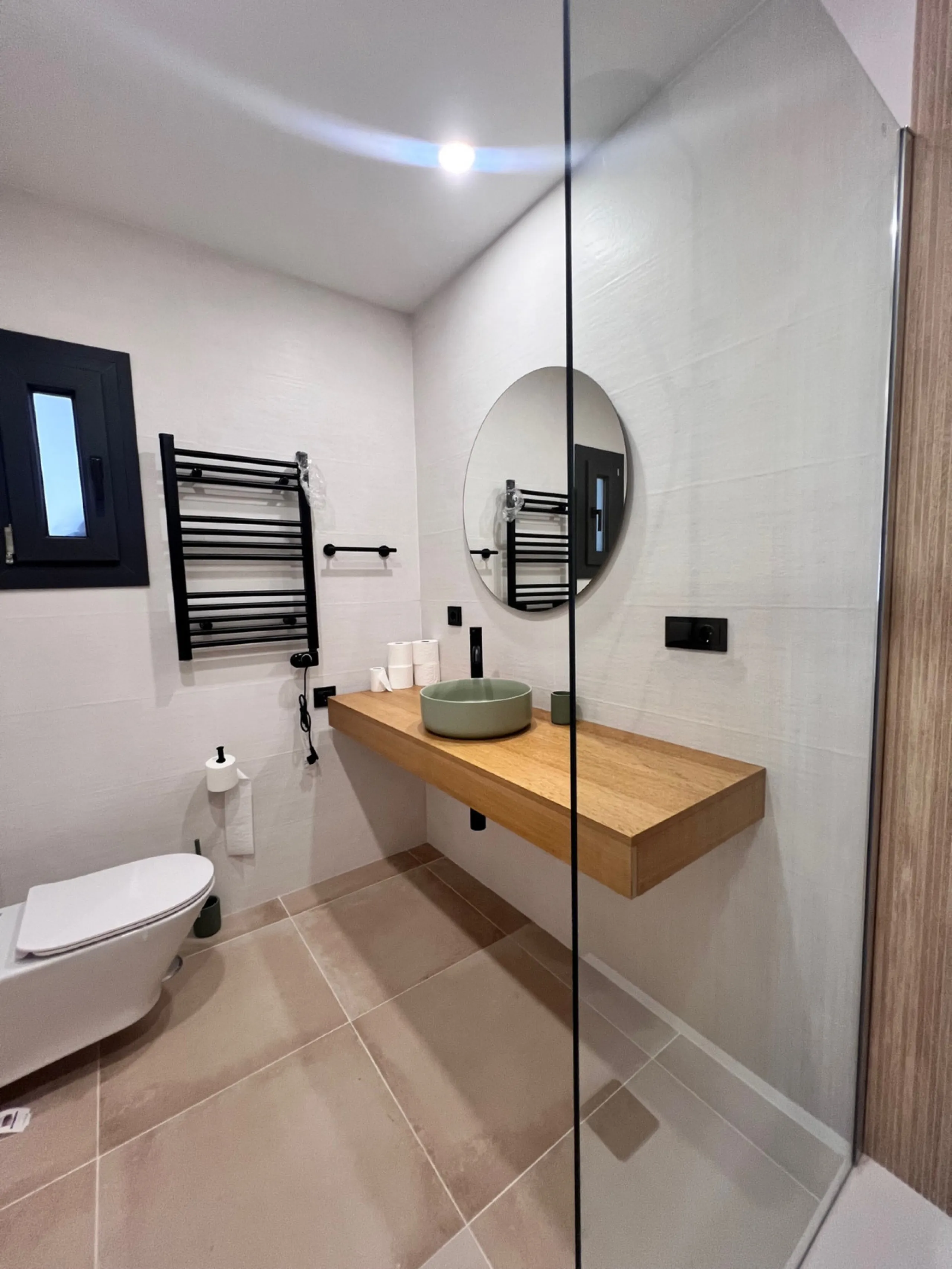 House - Detached Villa в продаже в Estepona, Málaga. В доме 3 спален и 4 ванных комнат. Площадь дома 257 м². Площадь участка 2626 м²