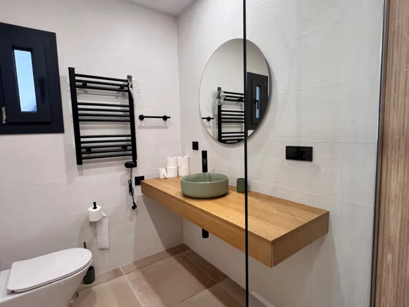 House - Detached Villa в продаже в Estepona, Málaga. В доме 3 спален и 4 ванных комнат. Площадь дома 257 м². Площадь участка 2626 м²