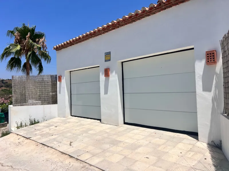 House - Detached Villa в продаже в Estepona, Málaga. В доме 3 спален и 4 ванных комнат. Площадь дома 257 м². Площадь участка 2626 м²