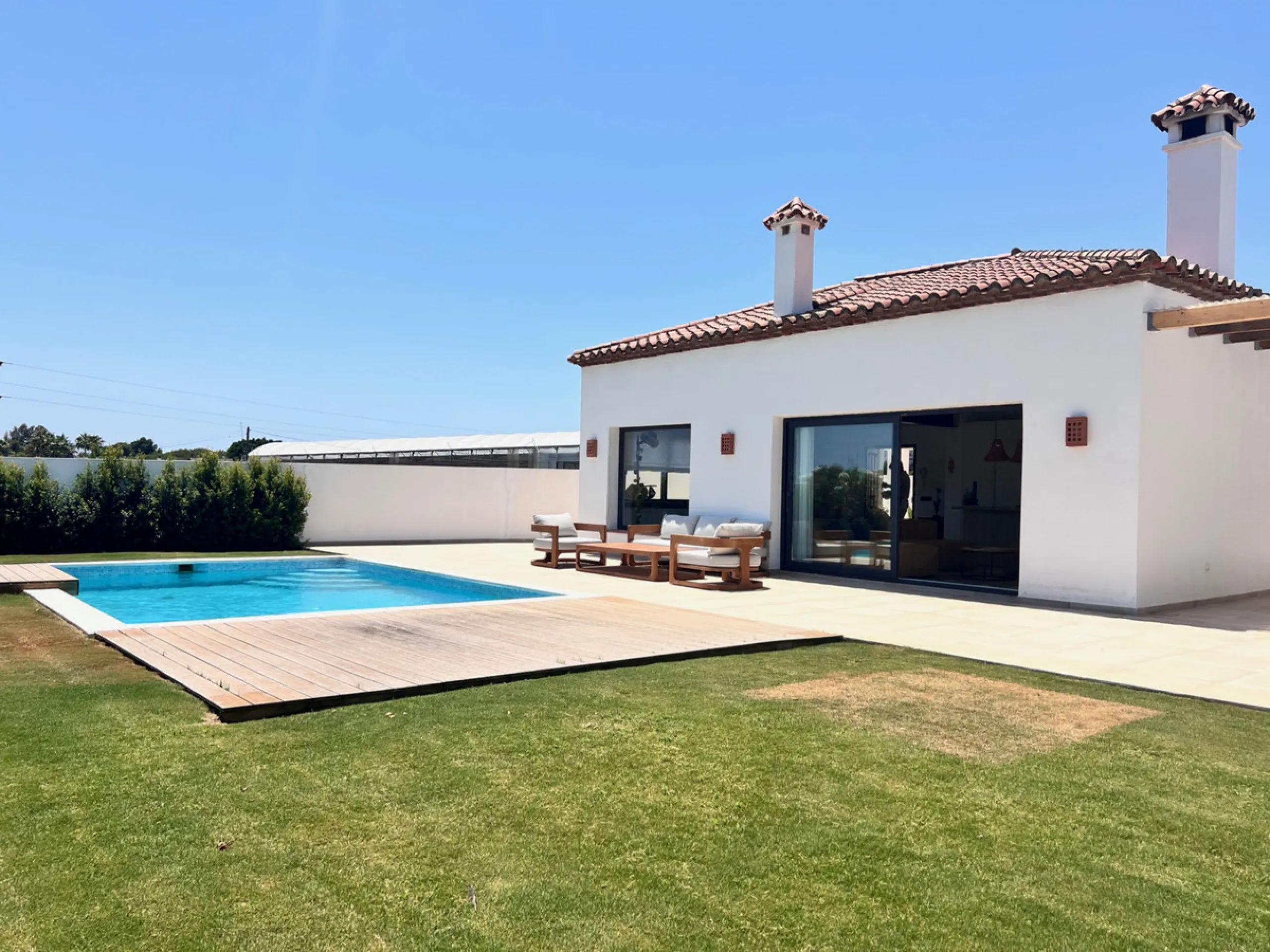 House - Detached Villa в продаже в Estepona, Málaga. В доме 3 спален и 4 ванных комнат. Площадь дома 257 м². Площадь участка 2626 м²